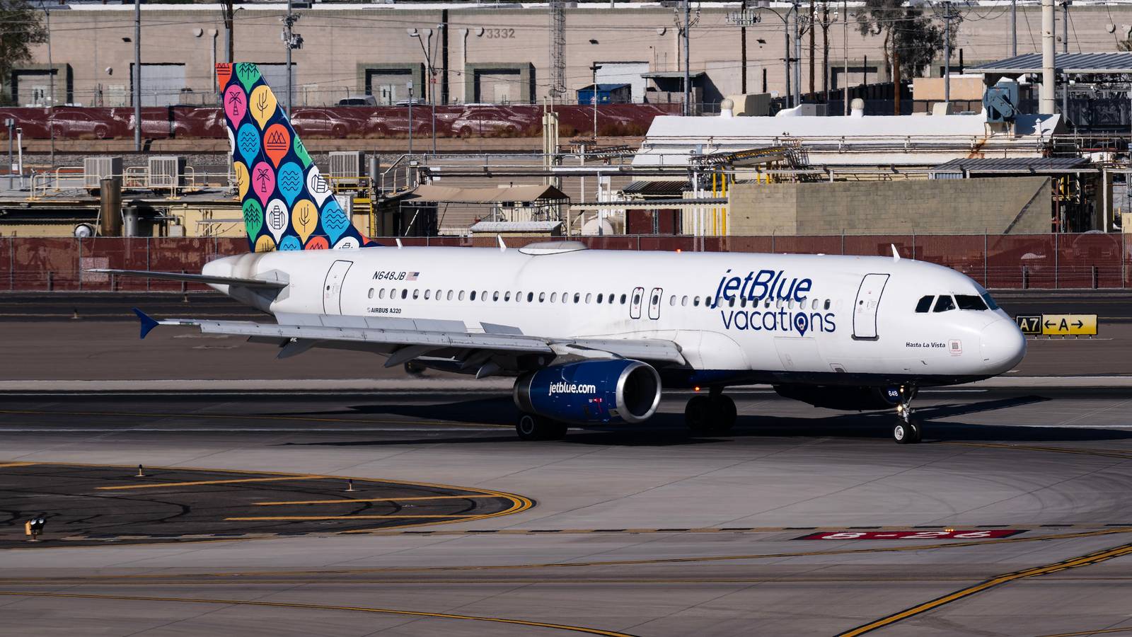 JetBlue Airbus A320 Halts Taxi At Chicago O'Hare After Luggage Container Hits Engine