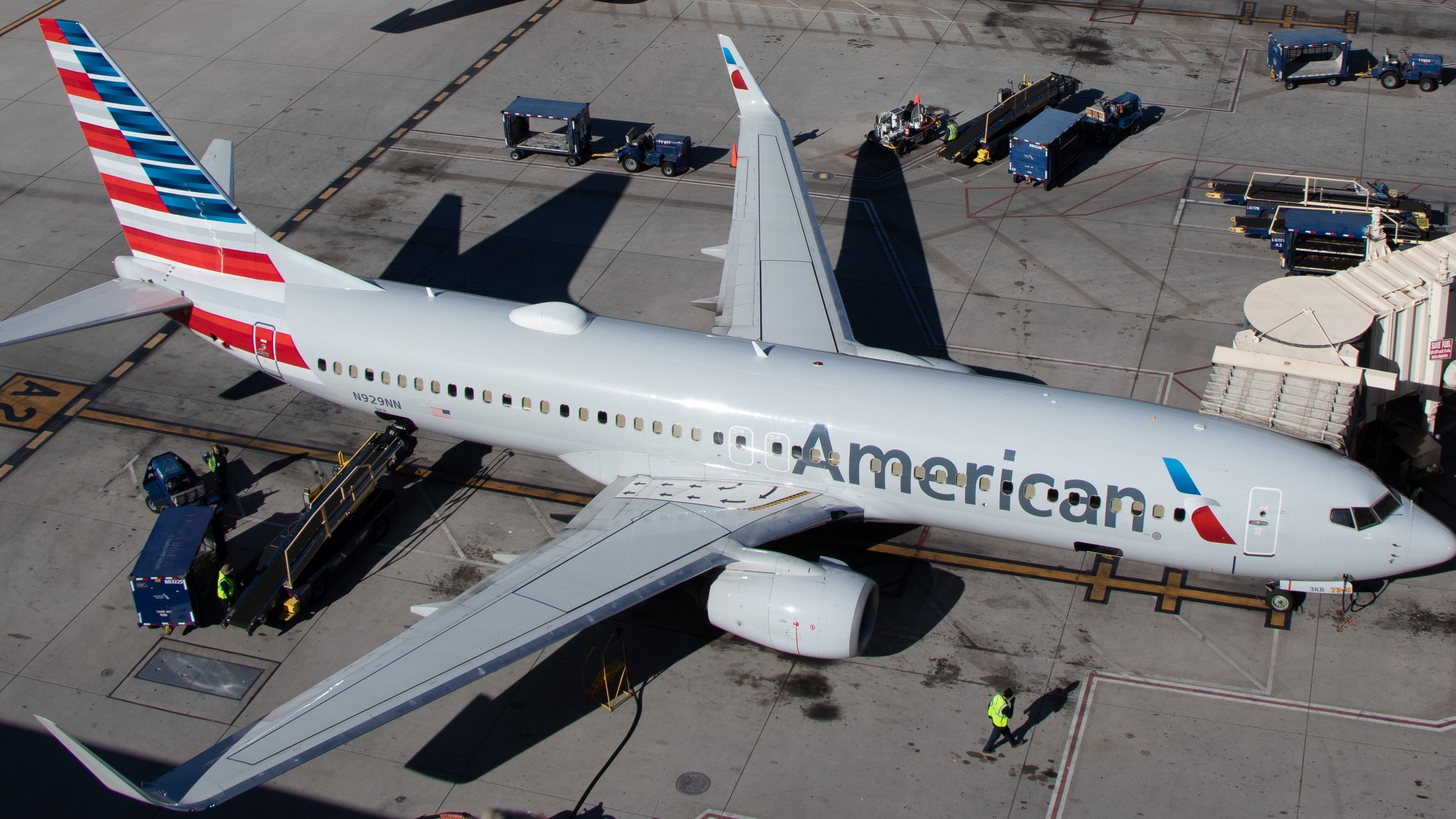 American Airlines Boeing 737-800 Returns To Raleigh–Durham After
