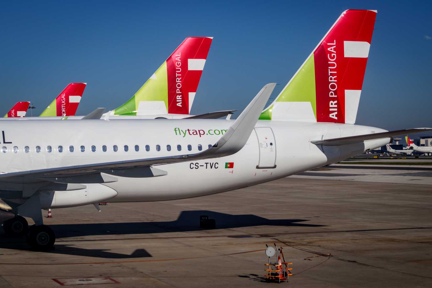Aviões da TAP Air Portugal estacionados no Aeroporto de Lisboa LIS shutterstock_1629969481