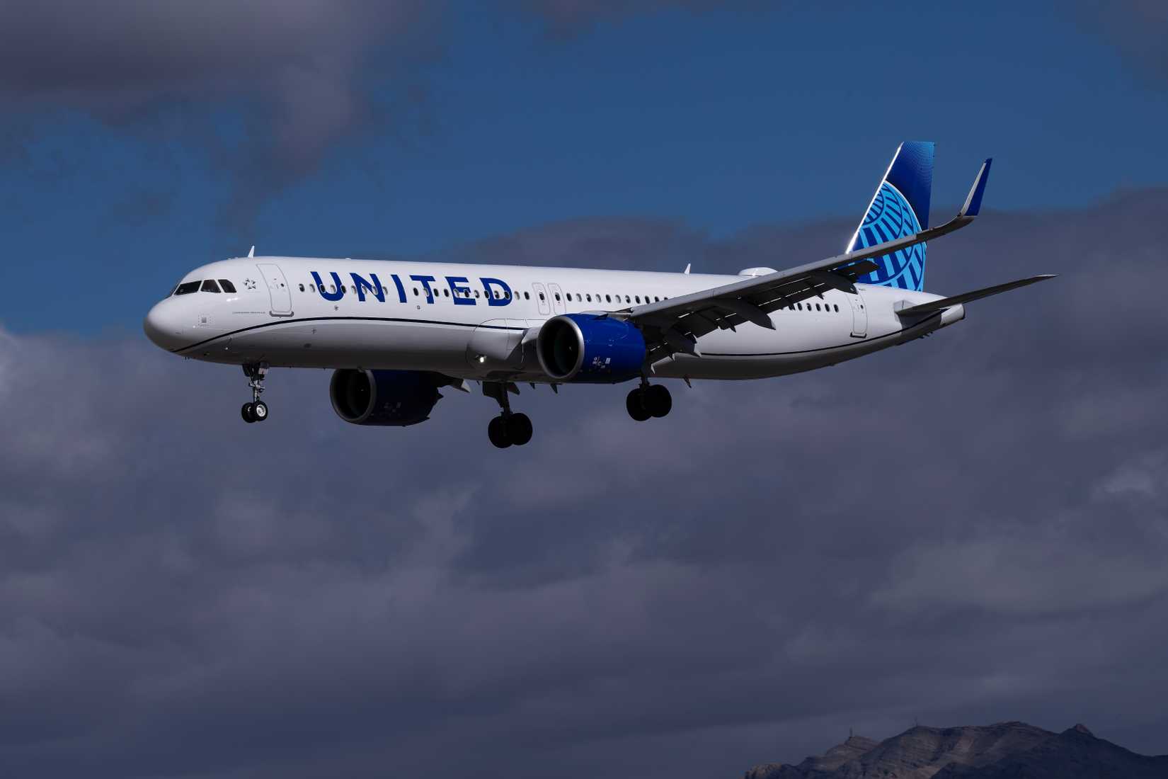 United Airlines Airbus A321neo landing at LAS 