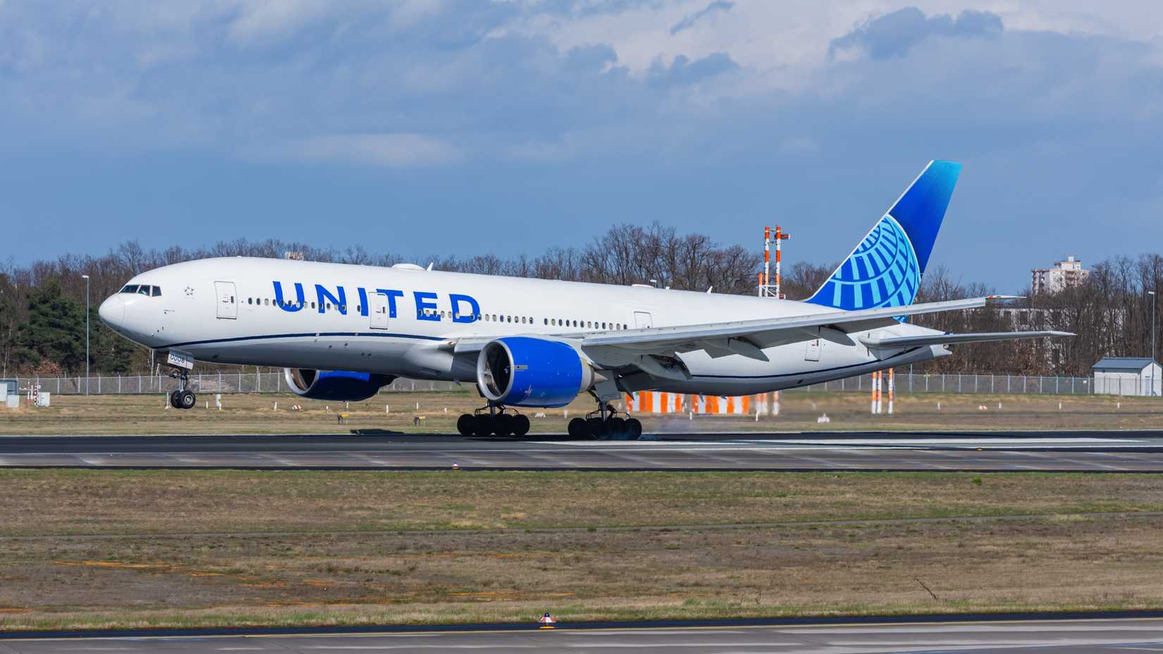 United Airlines Boeing 777 landing