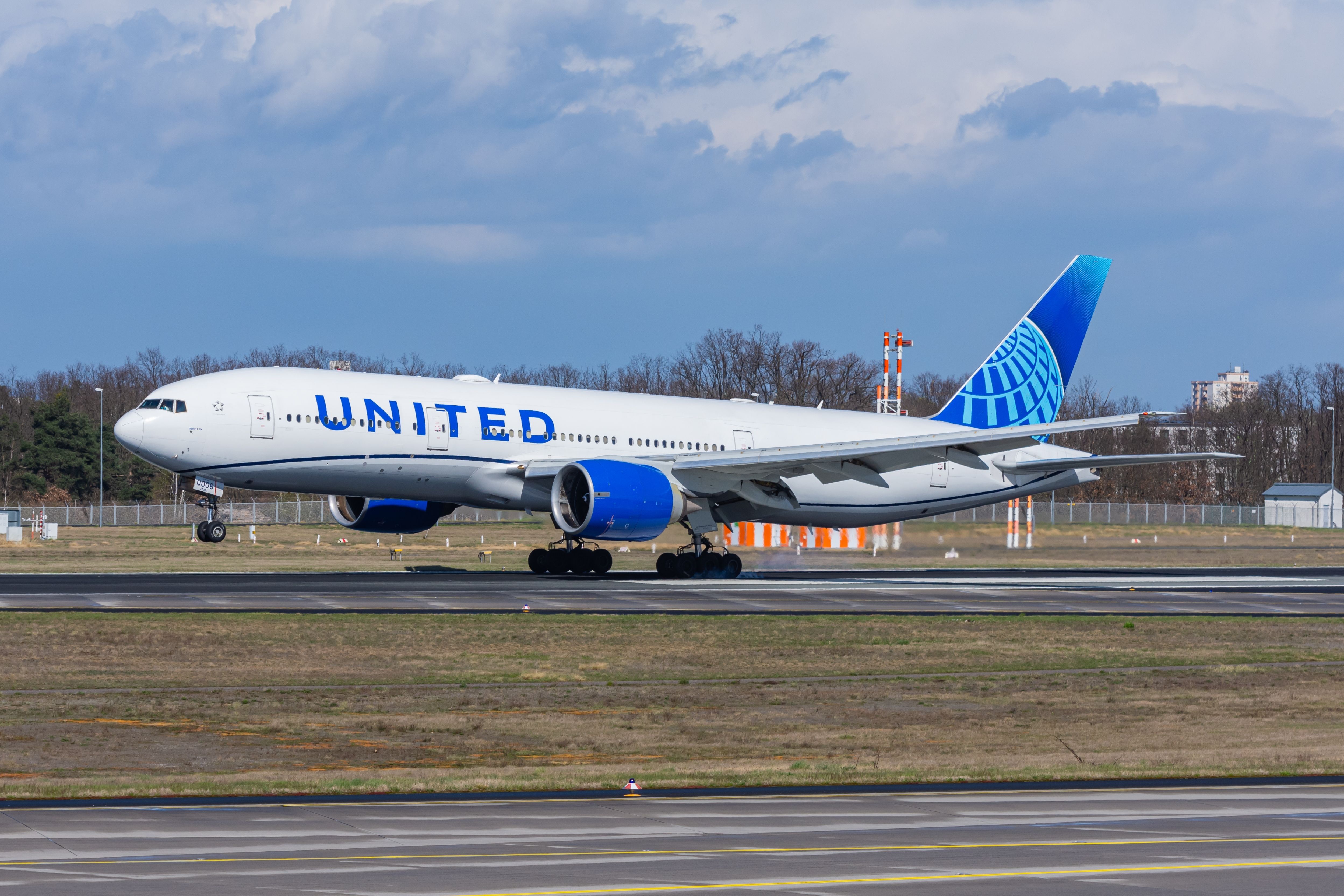 United Airlines Boeing 777 landing shutterstock_2462235207