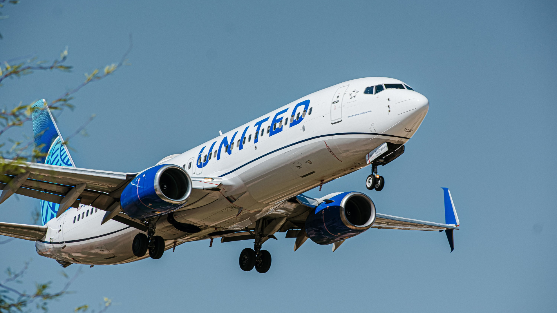 United Boeing 737-800 LAS-2-2