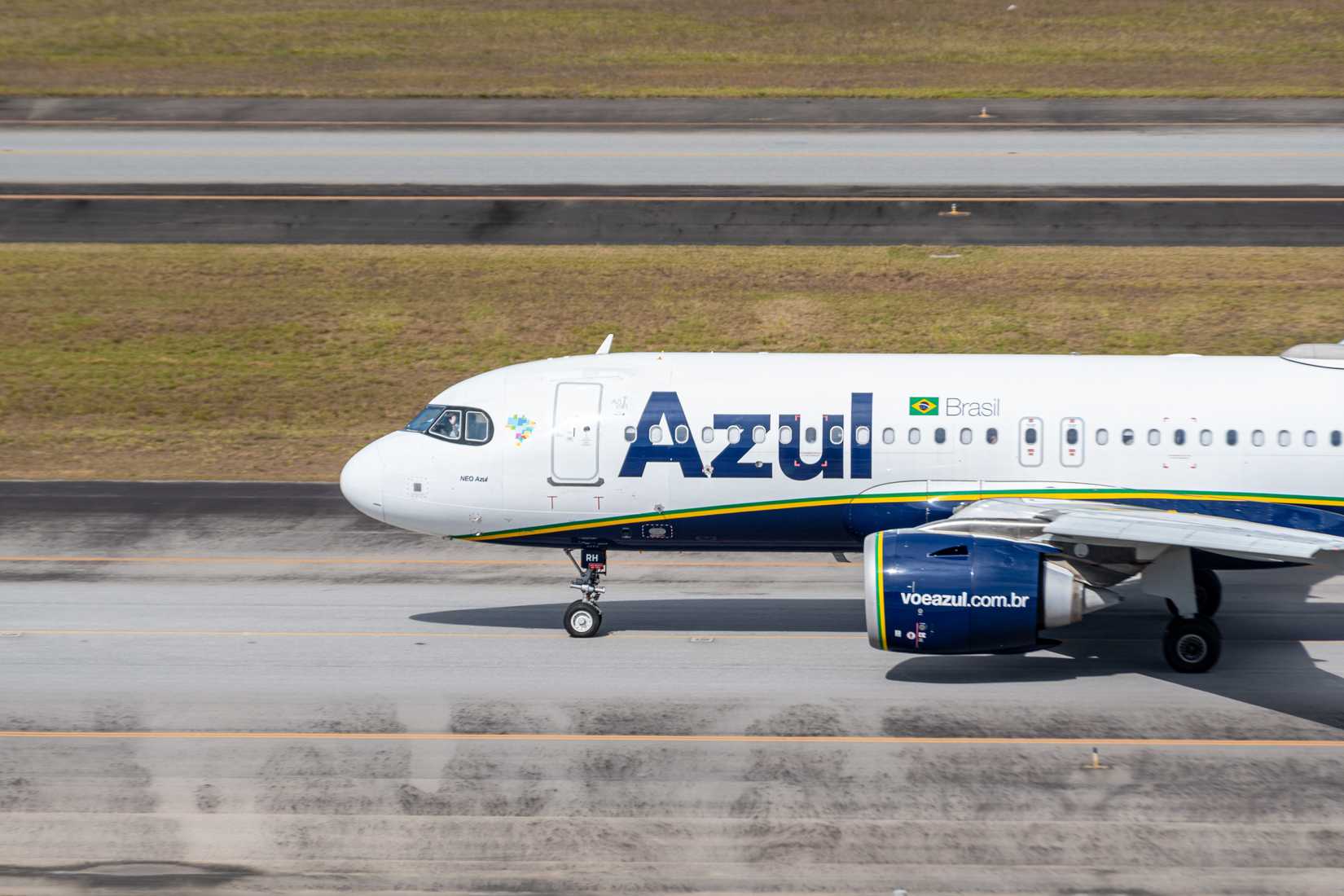 Azul Airbus A320 taxiing at Sao Paolo GRU