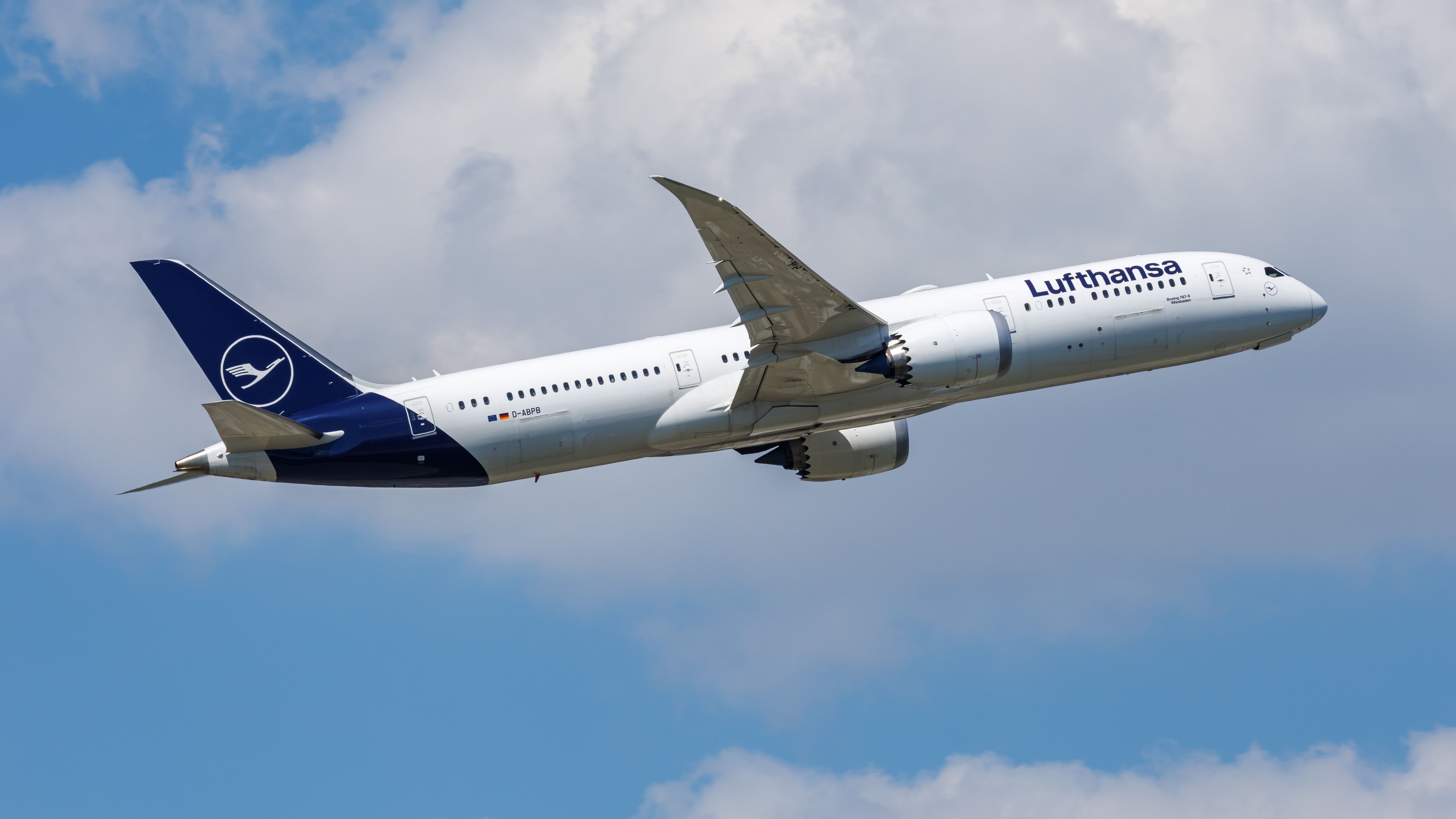 Lufthansa Considers GE Engine Switch On Future Boeing 787 Dreamliners