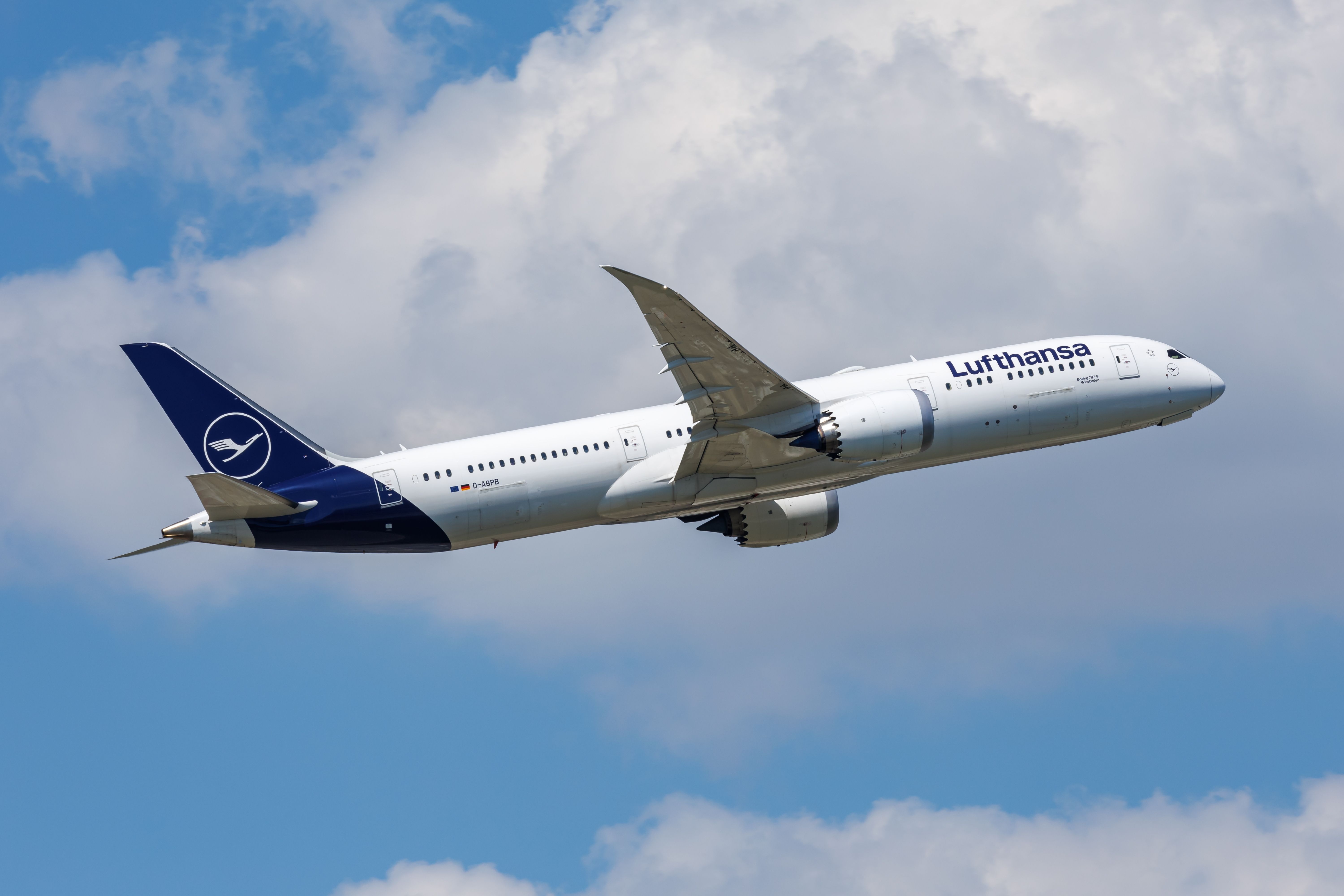Lufthansa Considers GE Engine Switch On Future Boeing 787 Dreamliners