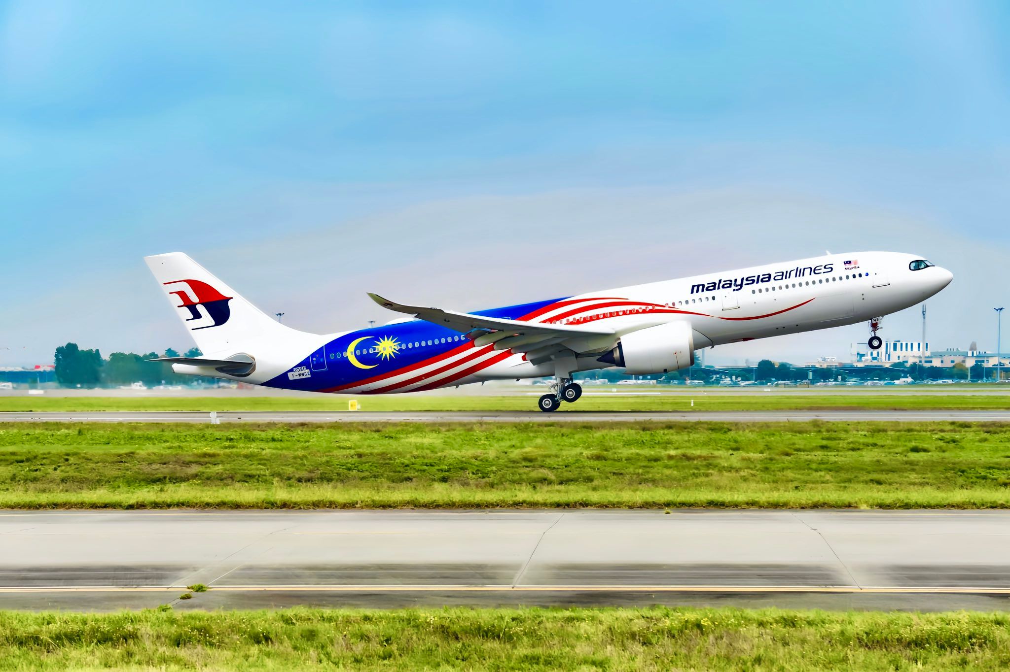 Malaysia Airlines 1st Airbus A330neo Takes 1st Flight