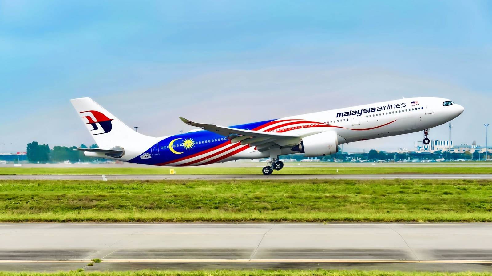 Malaysia Airlines 1st Airbus A330neo Takes 1st Flight