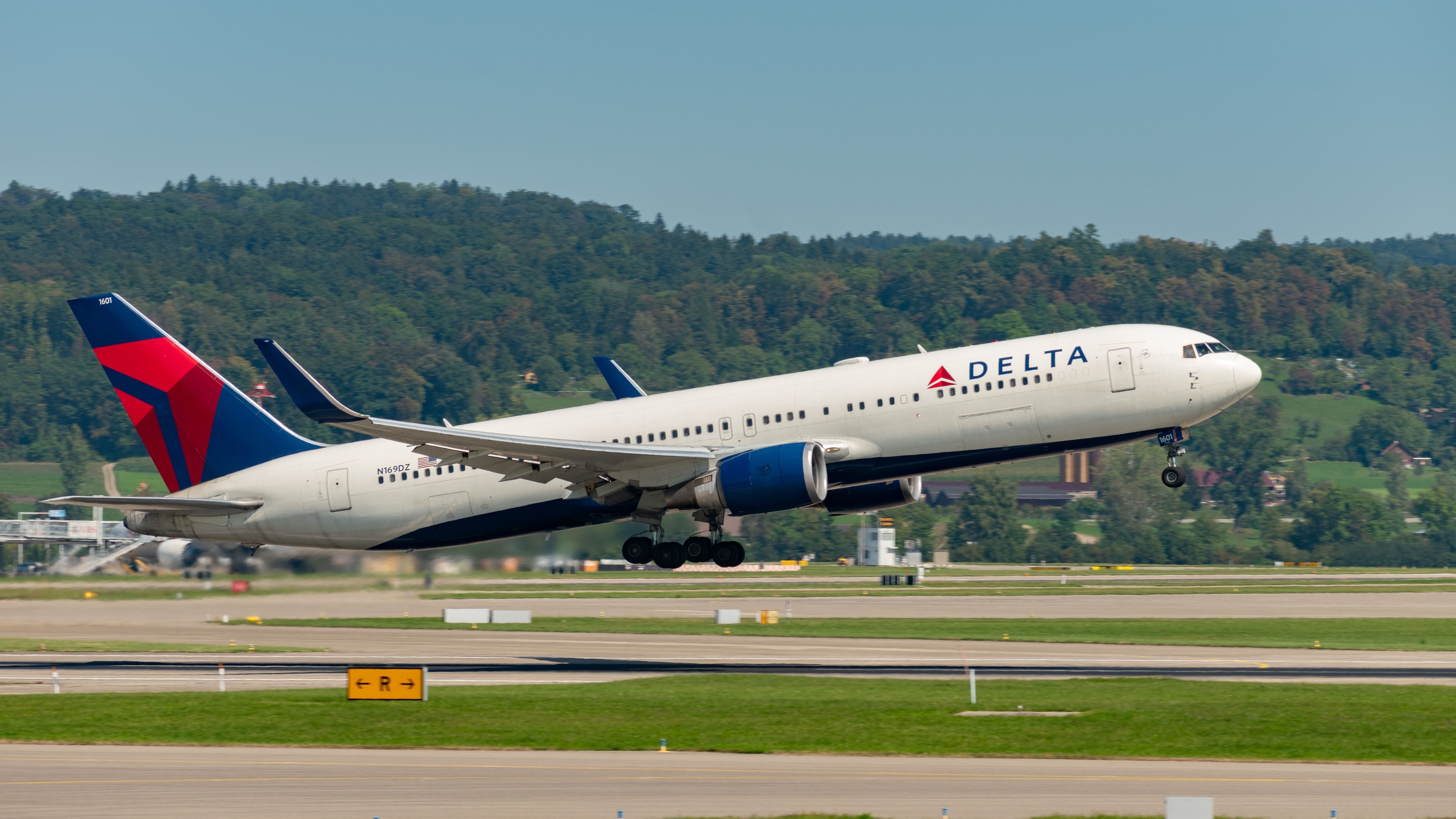 Delta Air Lines Boeing 767-332ER (N196DZ) taking off.