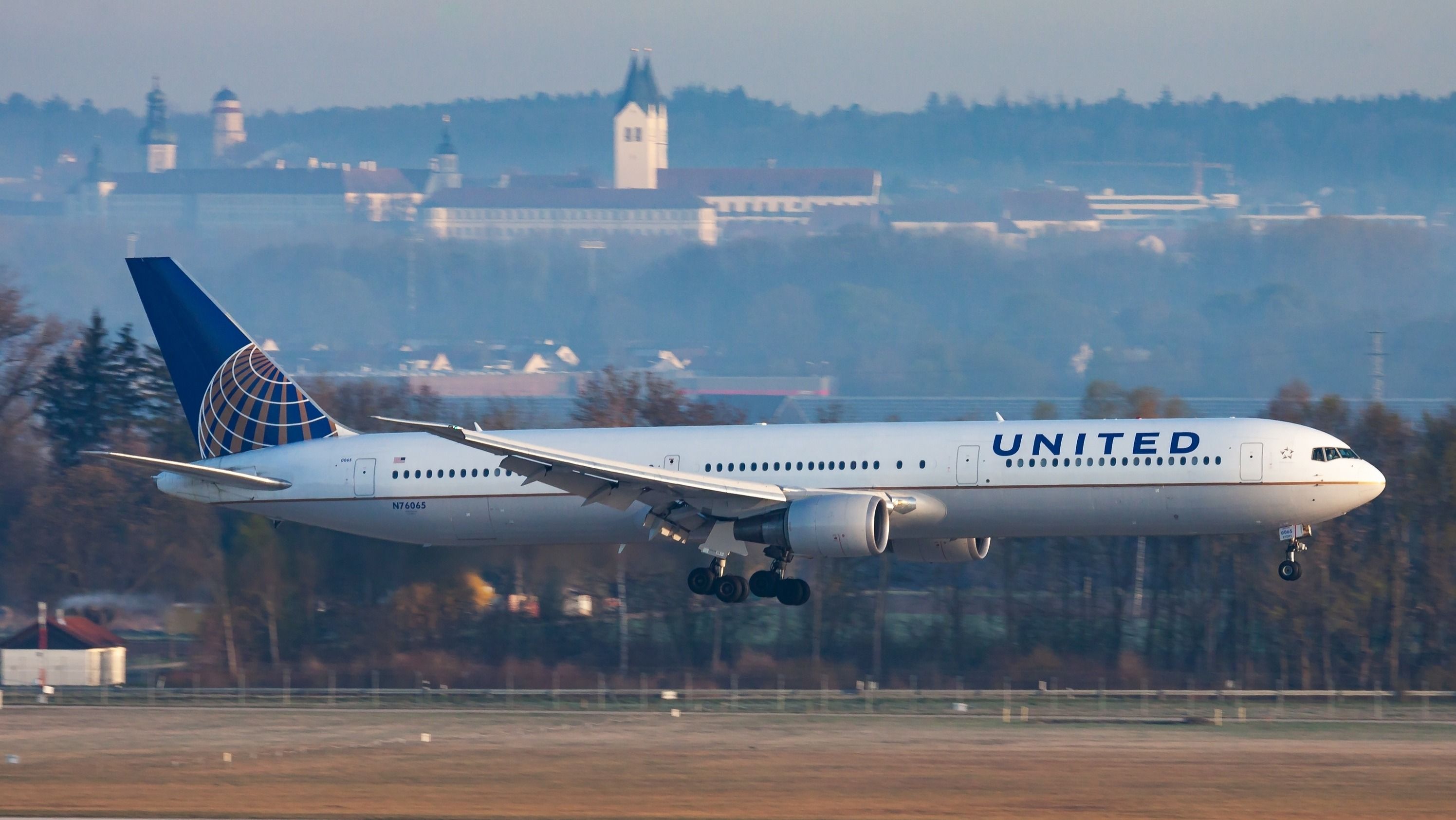 United Airlines Boosts Flights To Europe’s Holiday Hotspots As Travelers Choose Experiences Over Gifts
