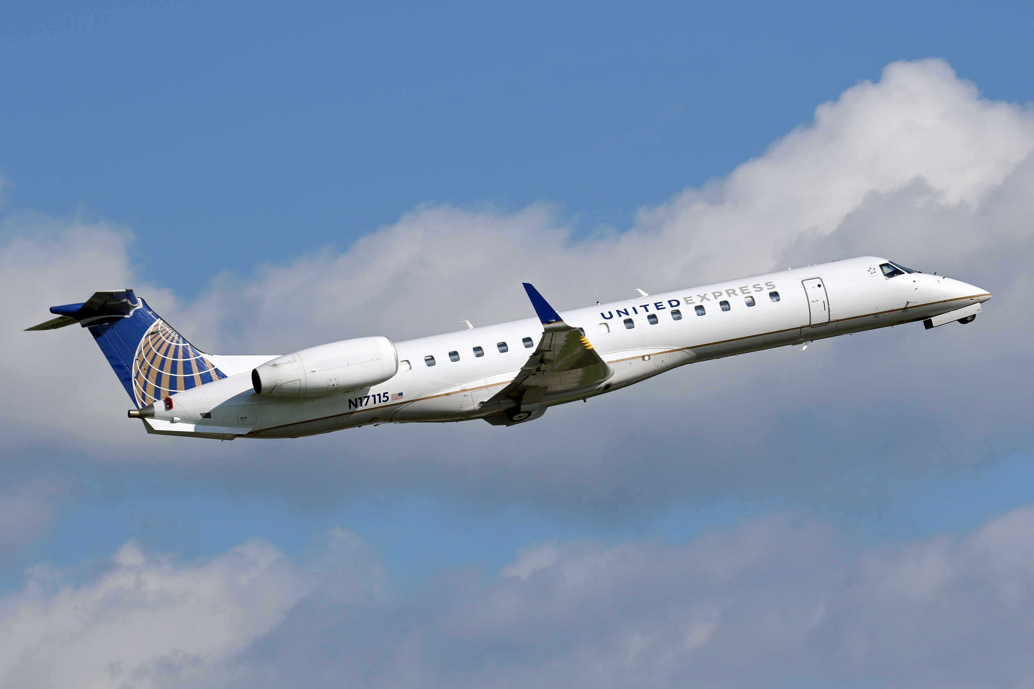 United Express Embraer ERJ145XR Emergency Exit Panel Detaches & Hits Passenger Inflight