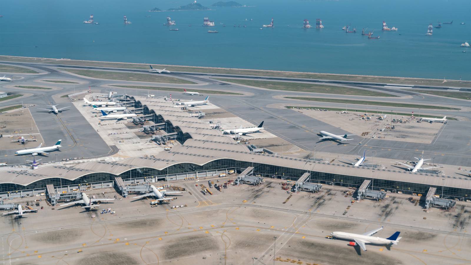 Hong Kong Airport's New $18 Billion 3 Runway System Now Receiving Planes
