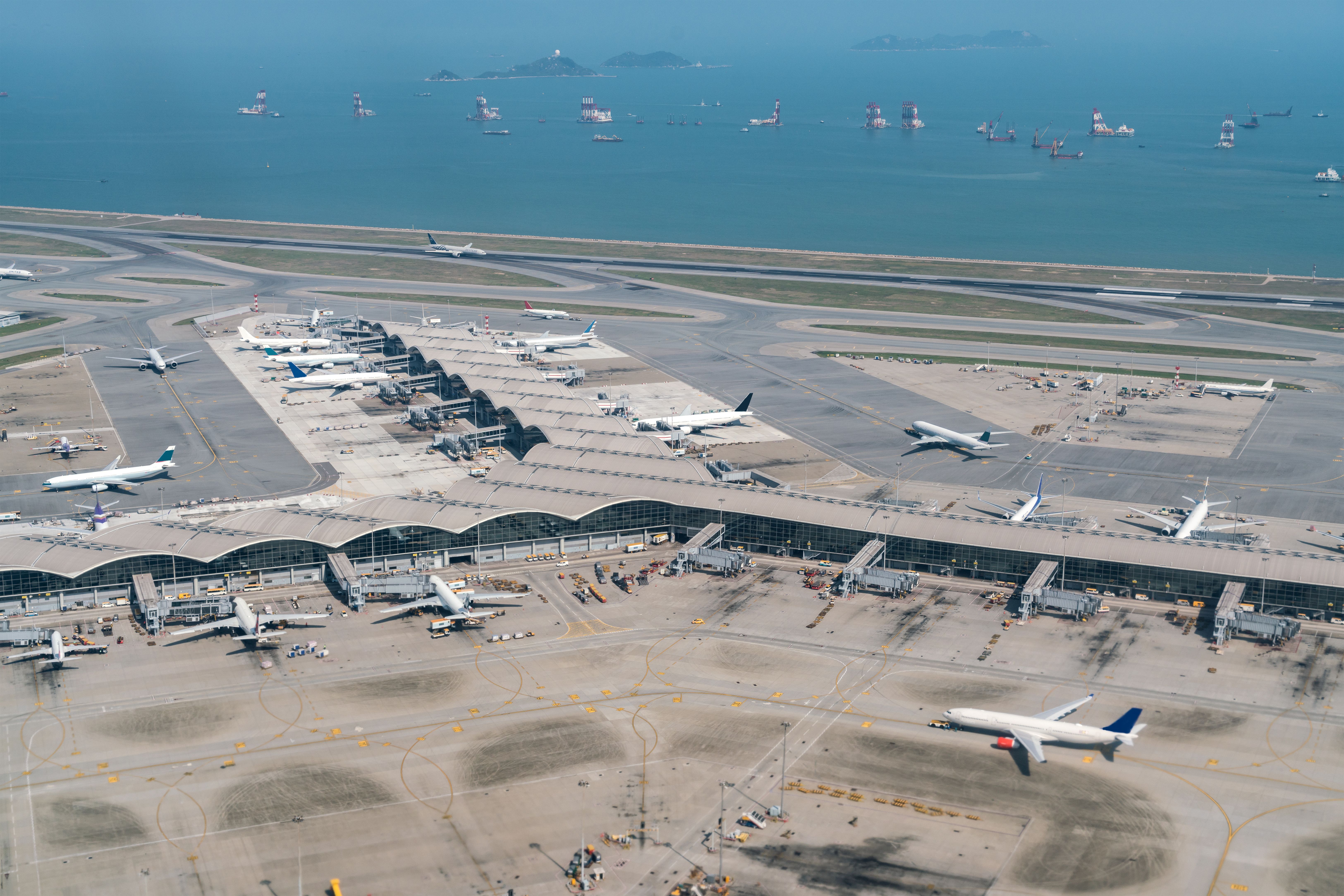 Hong Kong Airport's New $18 Billion 3 Runway System Now Receiving Planes