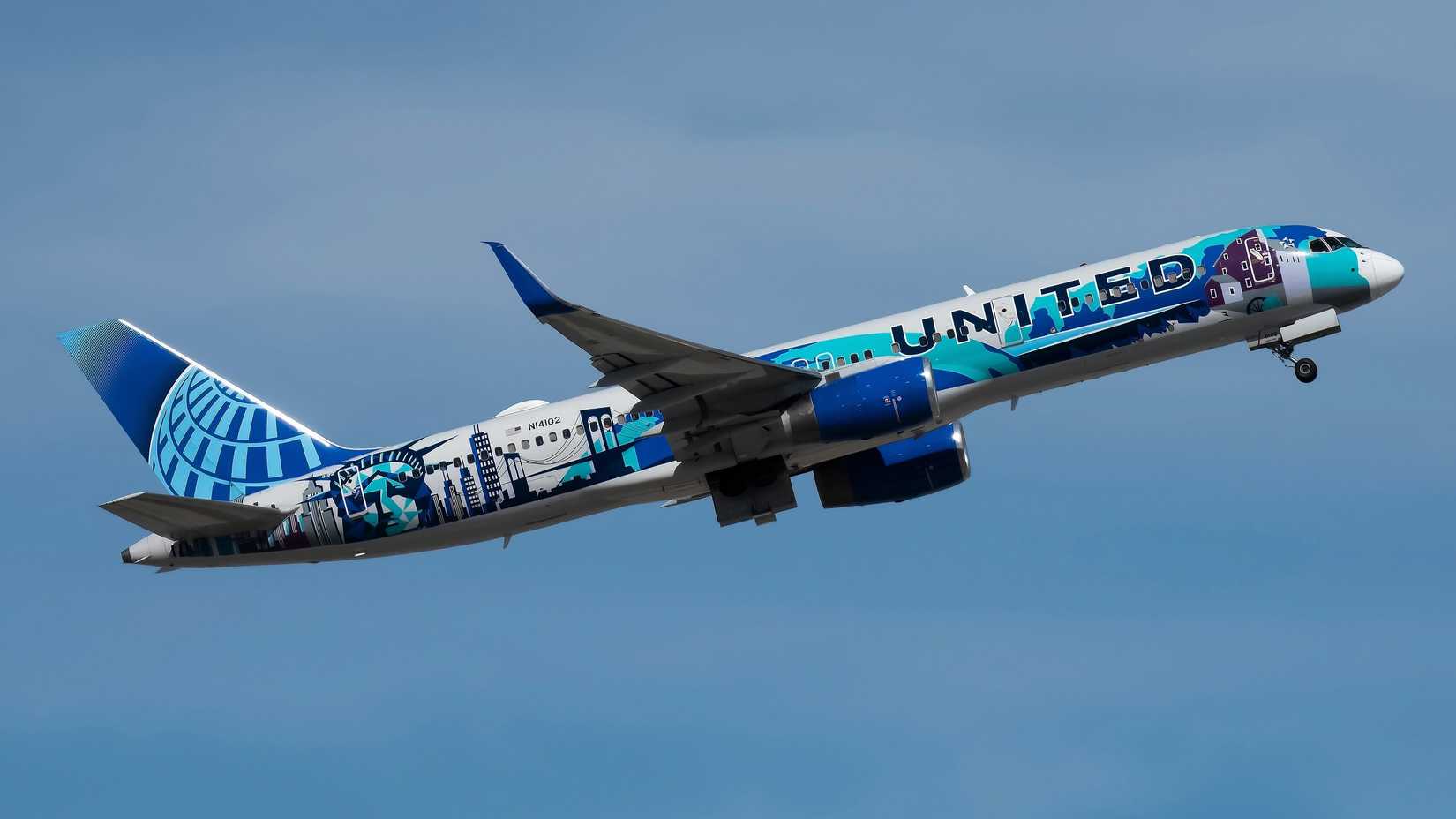 United Airlines Boeing 757-200 shutterstock_2263775961