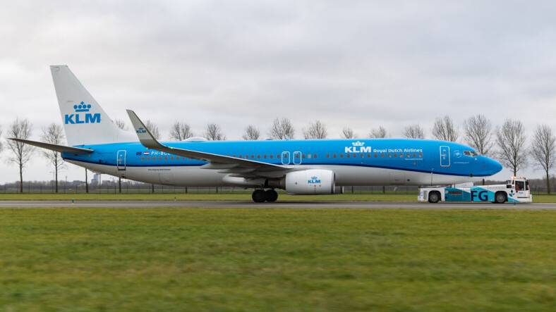 KLM Uses Pilot Controlled Tow 'Taxibot' On First Passenger Flight At Schiphol Airpor