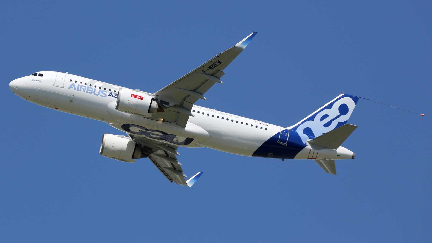 Airbus A320neo departing TLS