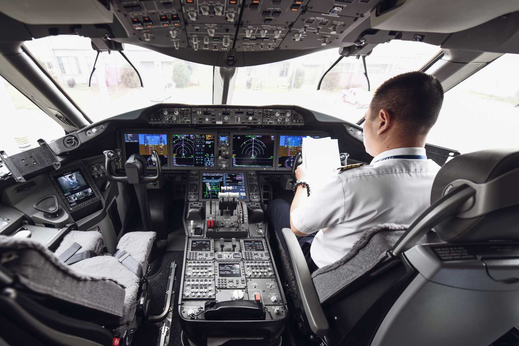 Boeing 787 cockpit shutterstock_1189760212