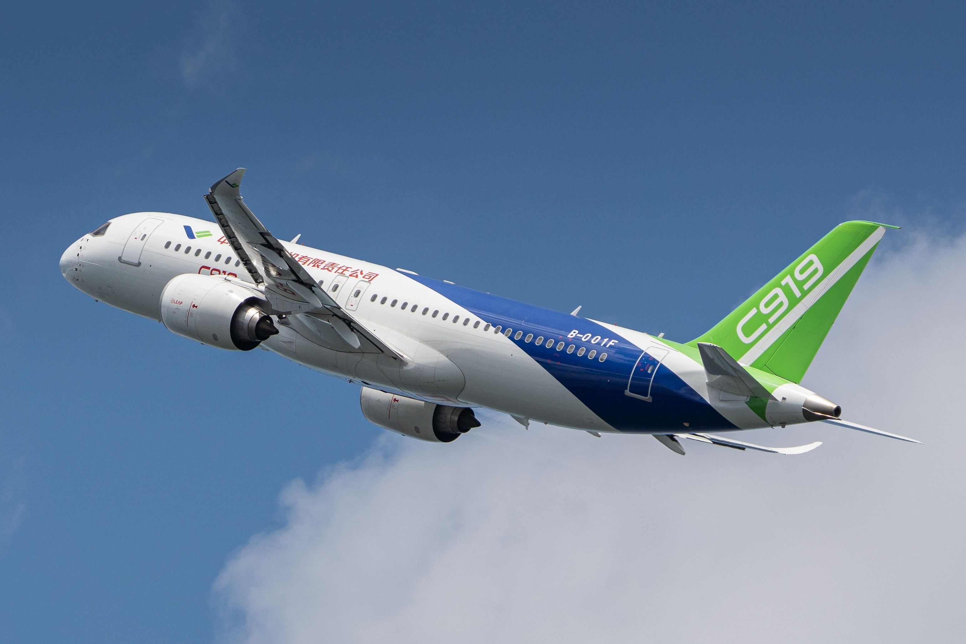 COMAC C919 performing shutterstock_2430693627