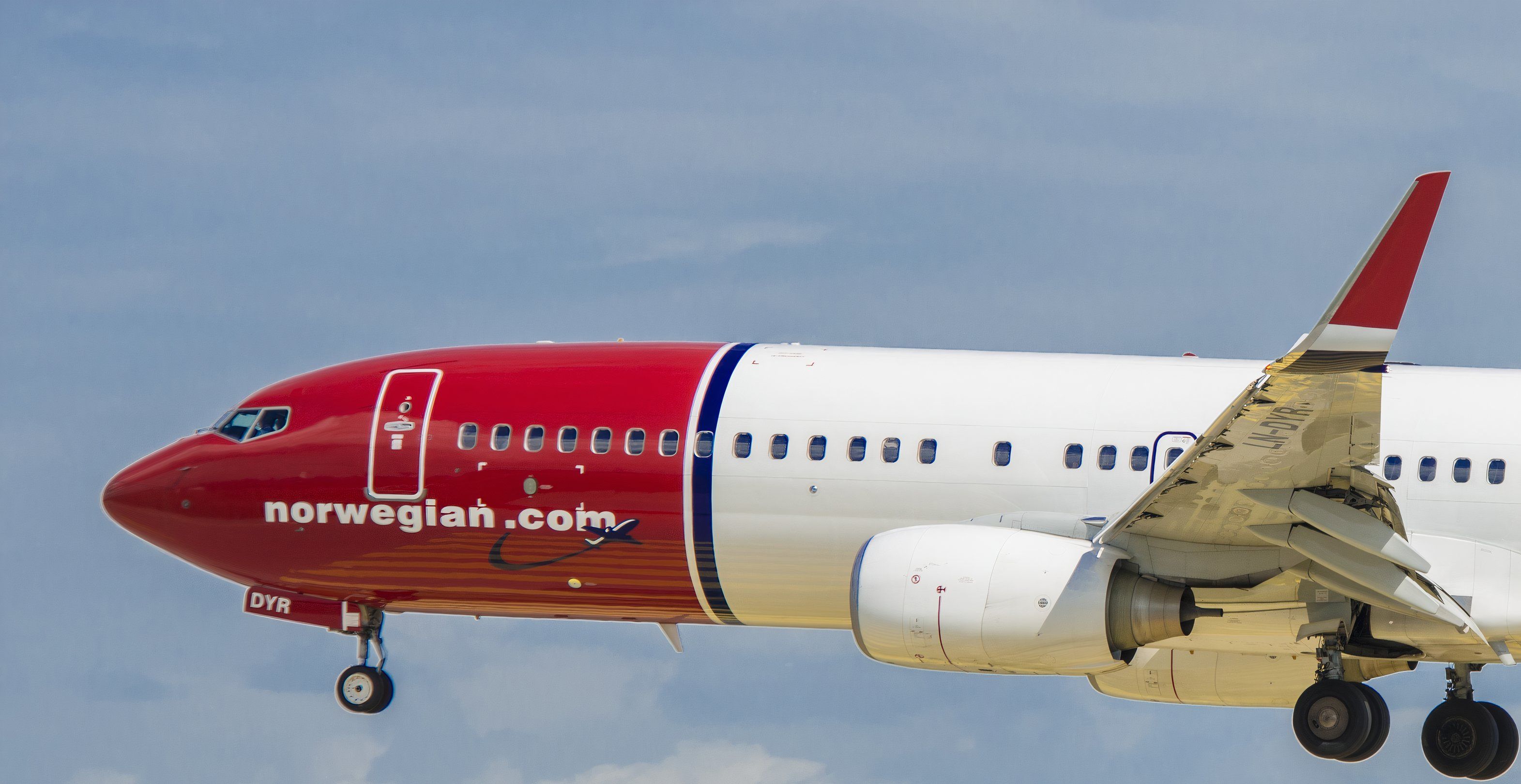 Norwegian Air Boeing 737-800 Overshoots Runway & Nearly Falls Into The Sea