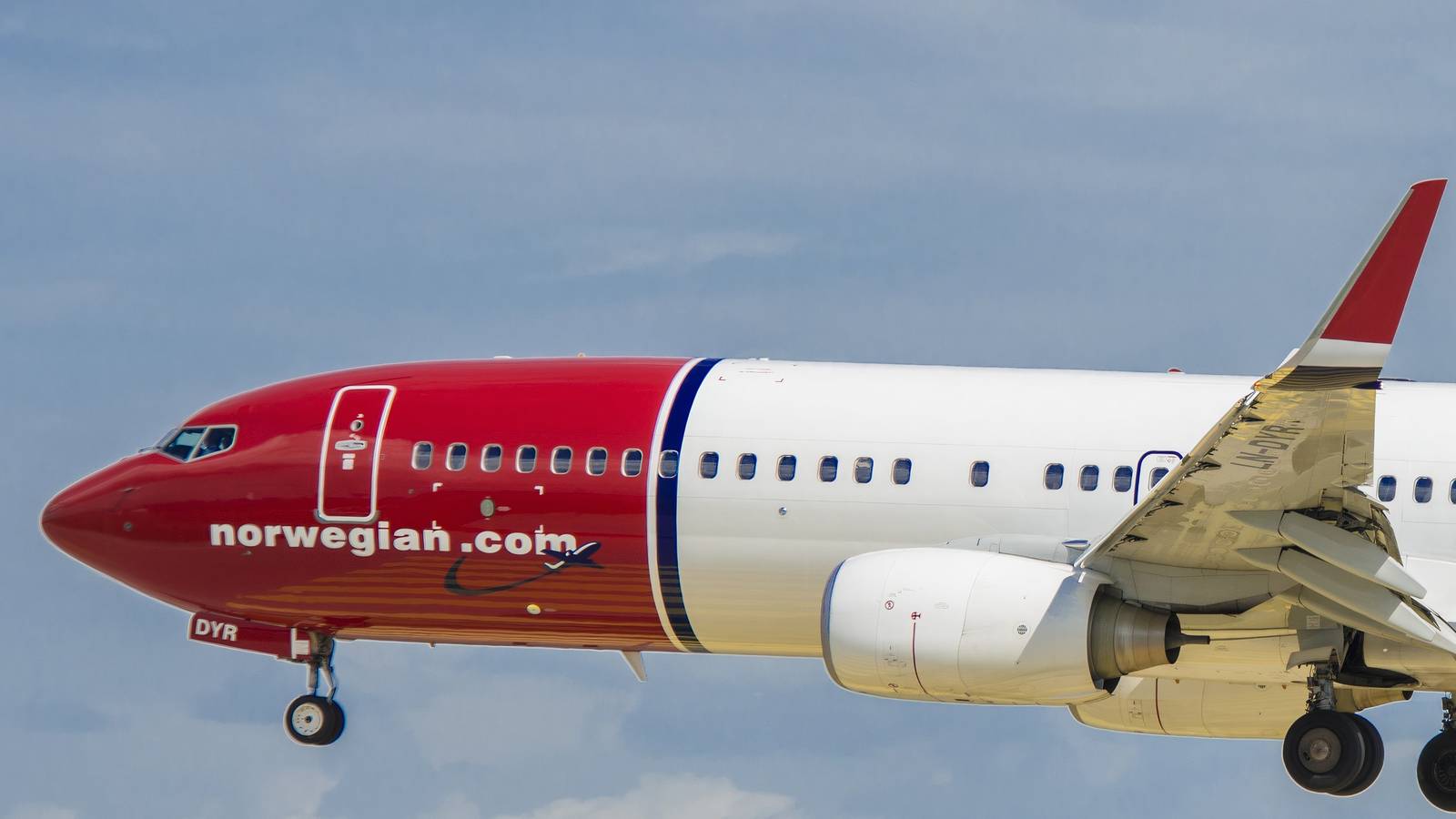 Norwegian Air Boeing 737-800 Overshoots Runway & Nearly Falls Into The Sea