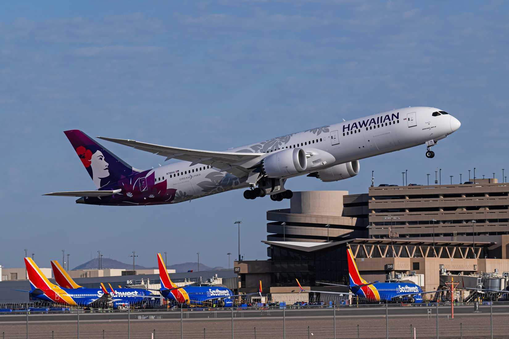 Hawaiian Airlines Boeing 787-9 departing Pheonix Sky Harbor International Airport PHX