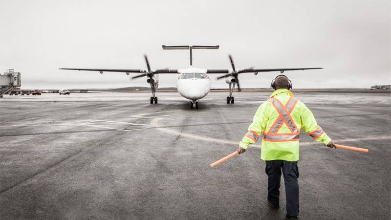 PAL Airlines Dash 8-400 Wing Scrapes Runway & Catches Fire On Landing After Gear Failure