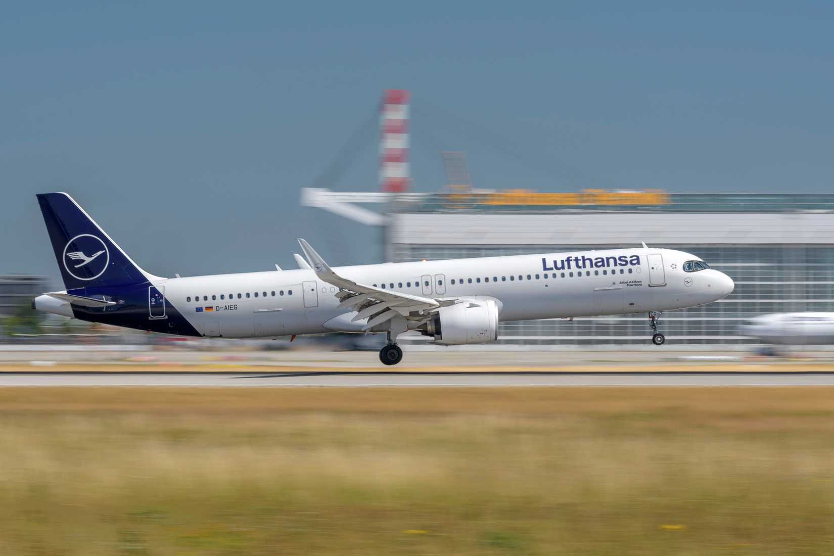 This Airbus A321 Flew Without A Pilot For 10 Minutes As First Officer ...