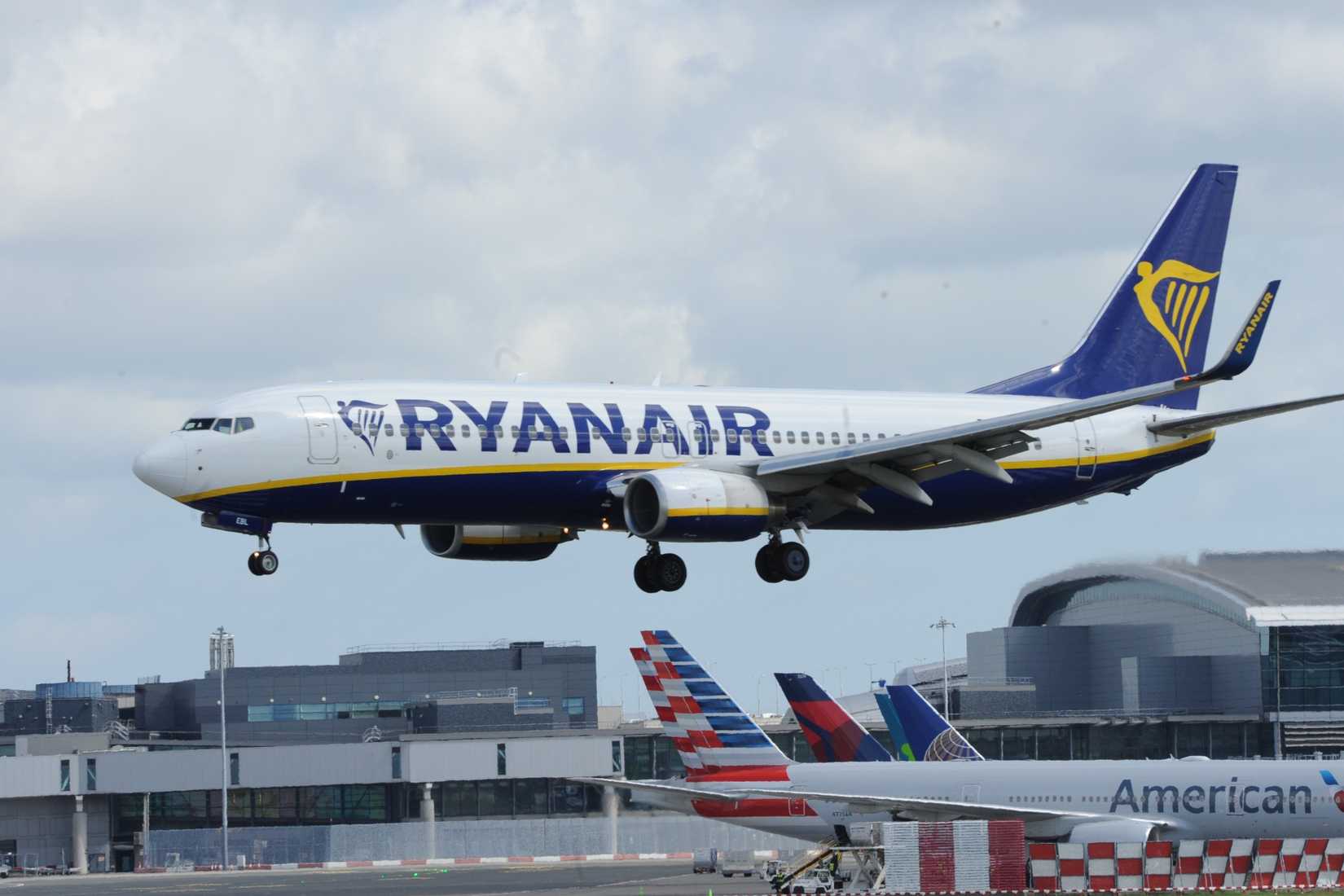 Ryanair Boeing 737-800 landing at DUB shutterstock_2503117167