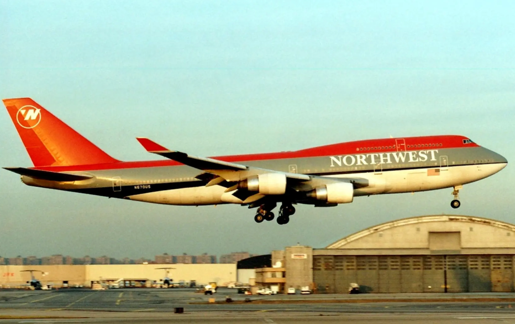 northwest airlines aircraft flying