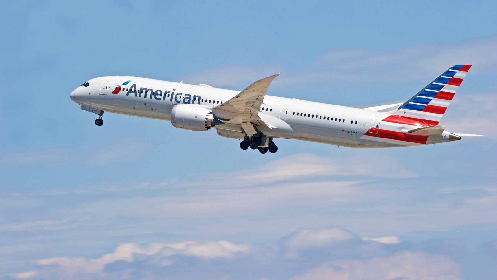 "Unrealistic & Unsafe": American Airlines Planning To Reduce Boeing 787-9 Flight Attendant Staffing Minimum