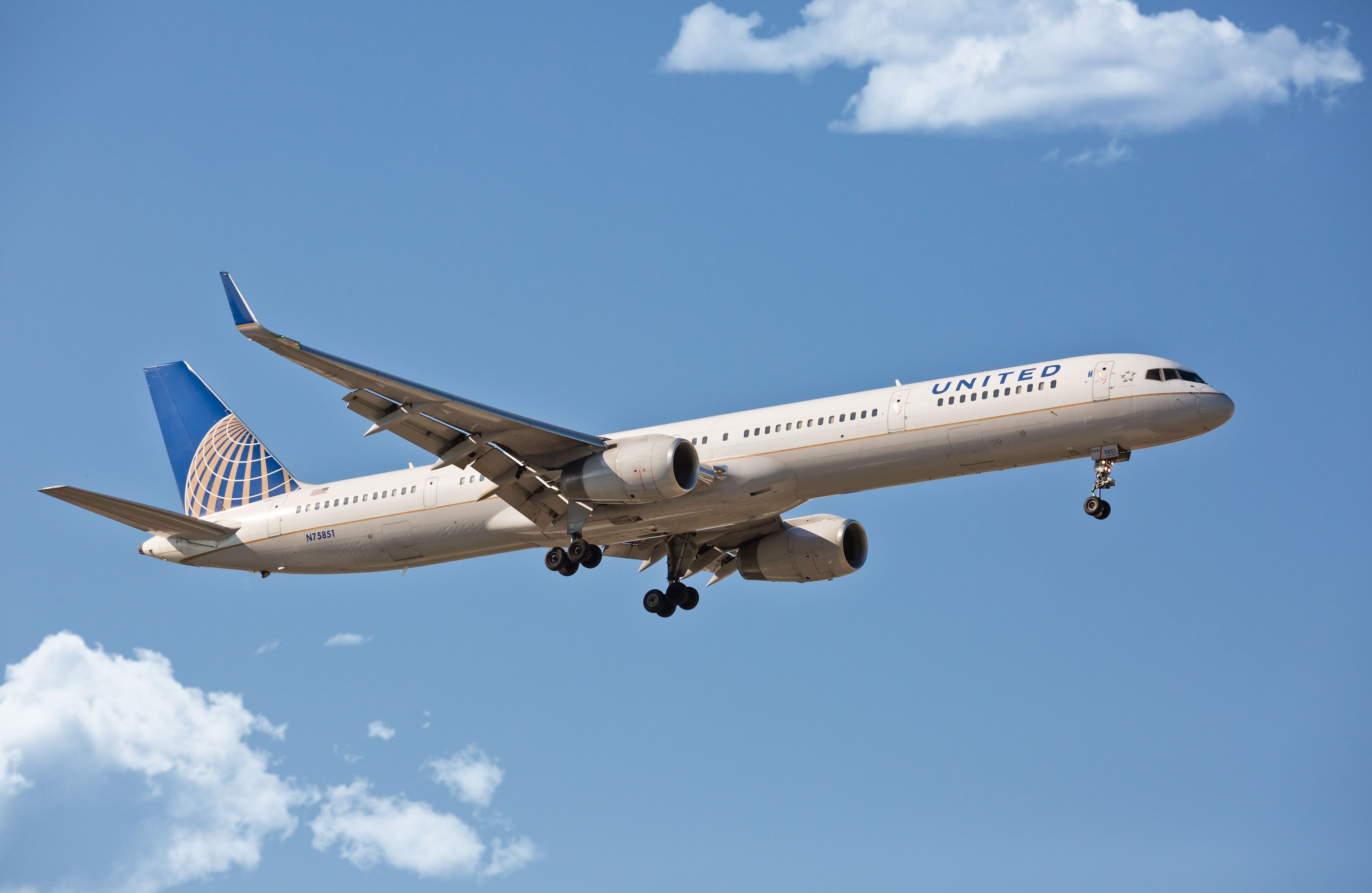 Inflight Emergency Forces United Airlines Boeing 757-300 To Divert