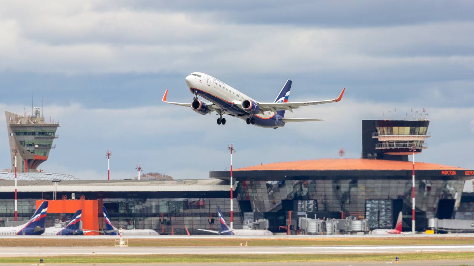 Officials Close Moscow's 4 Airports Temporarily Over Safety Concerns