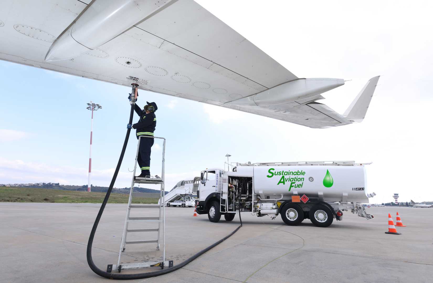 JetBlue Receives 1st Regular Supply Of SAF At New York-JFK Airport