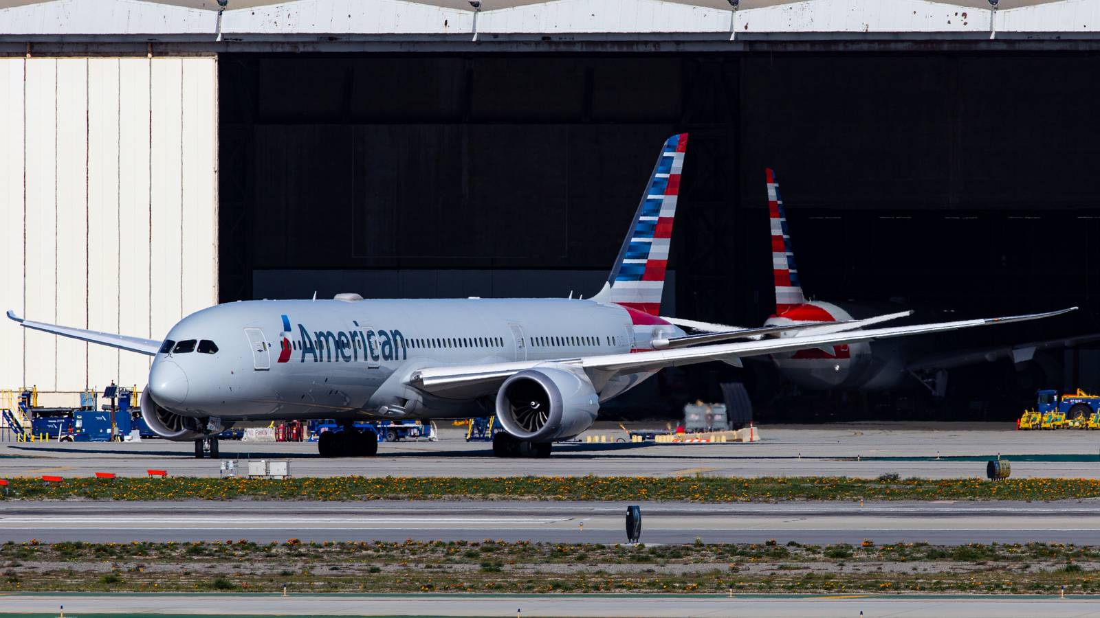 American Airlines Boeing 787-9 Ferried To San Antonio After Tug ...