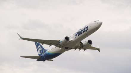 An Alaska Airlines Boeing 737 MAX 9 taking off