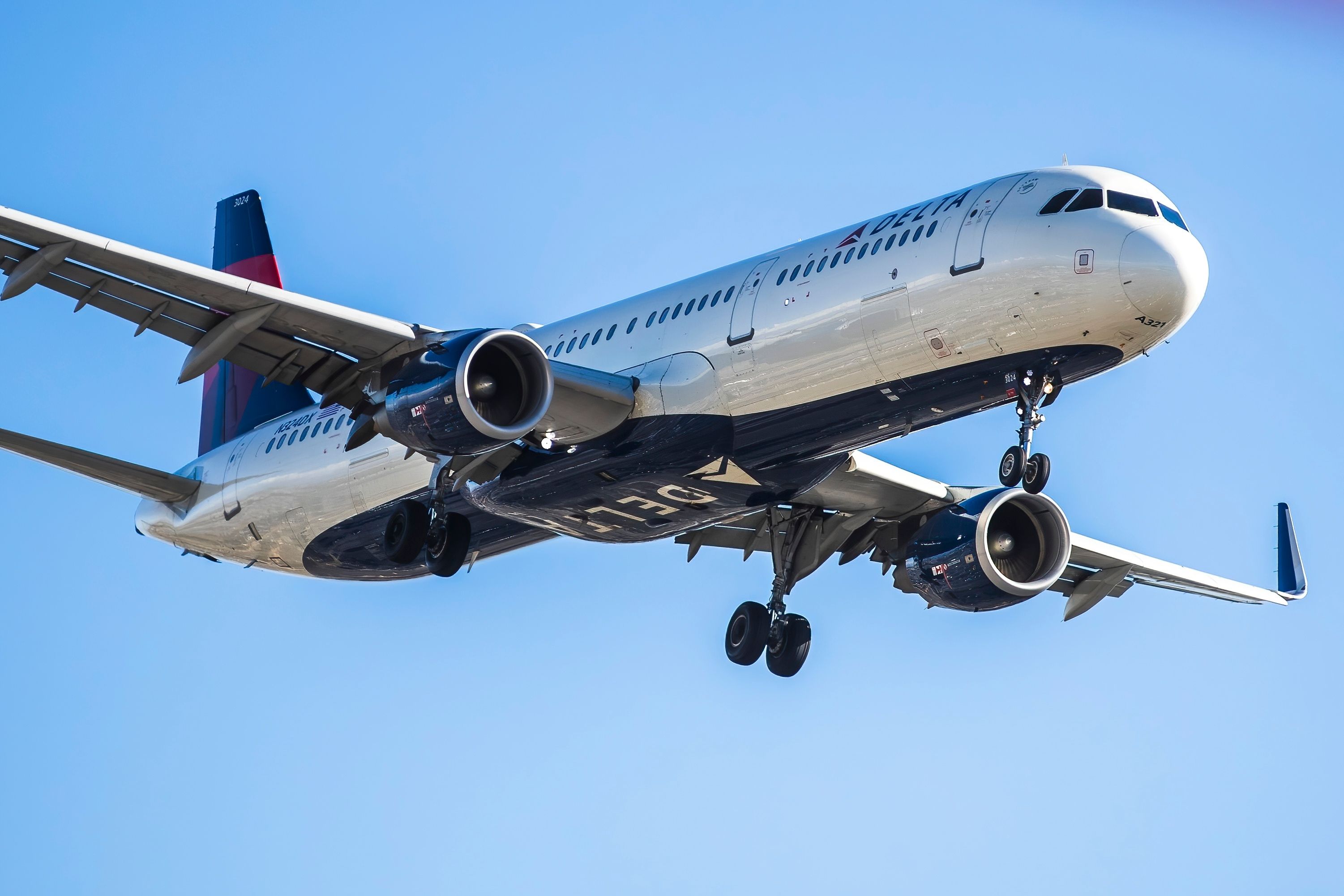 Plane Spotters Catch Close Call Between Delta Air Lines & Sports Charter Flights At LAX