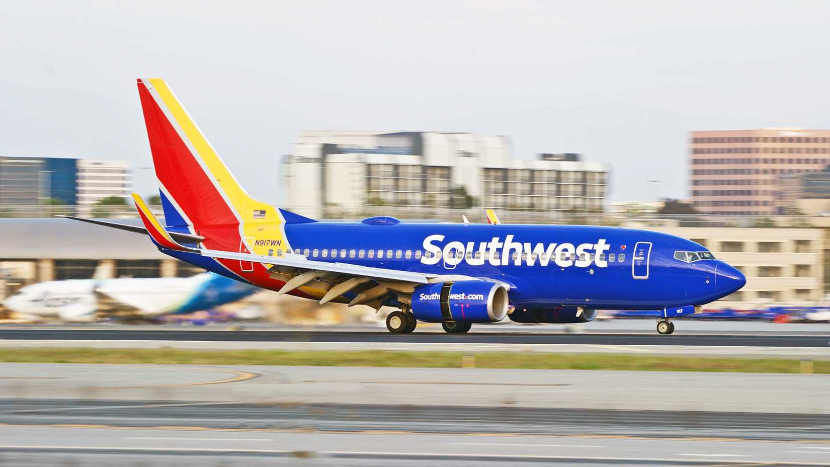 Southwest Airlines Boeing 737-700 landing at SNA