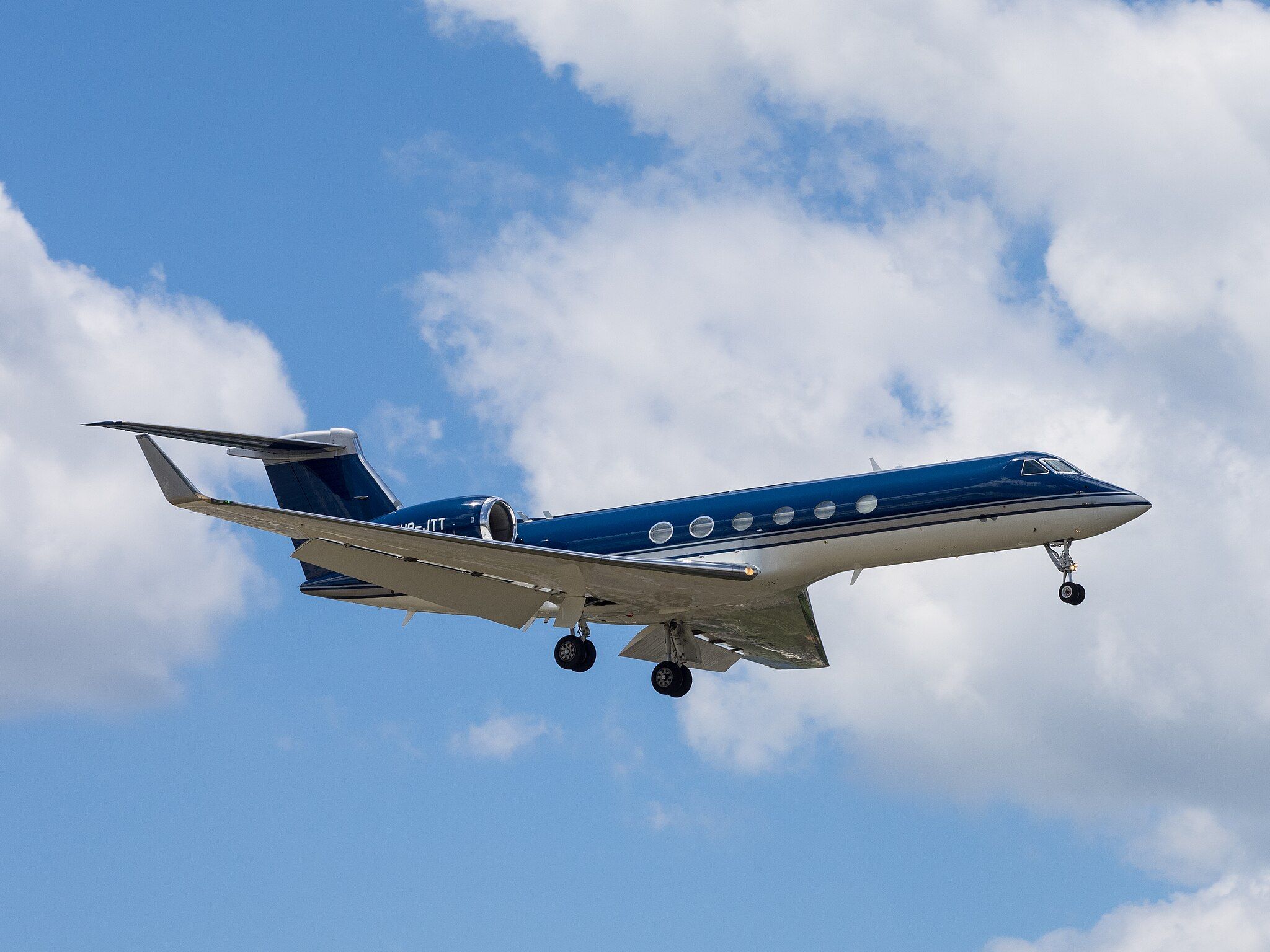 FAA Confirms That A Gulfstream G550 Collided With Metallic Object At 27,000 Feet