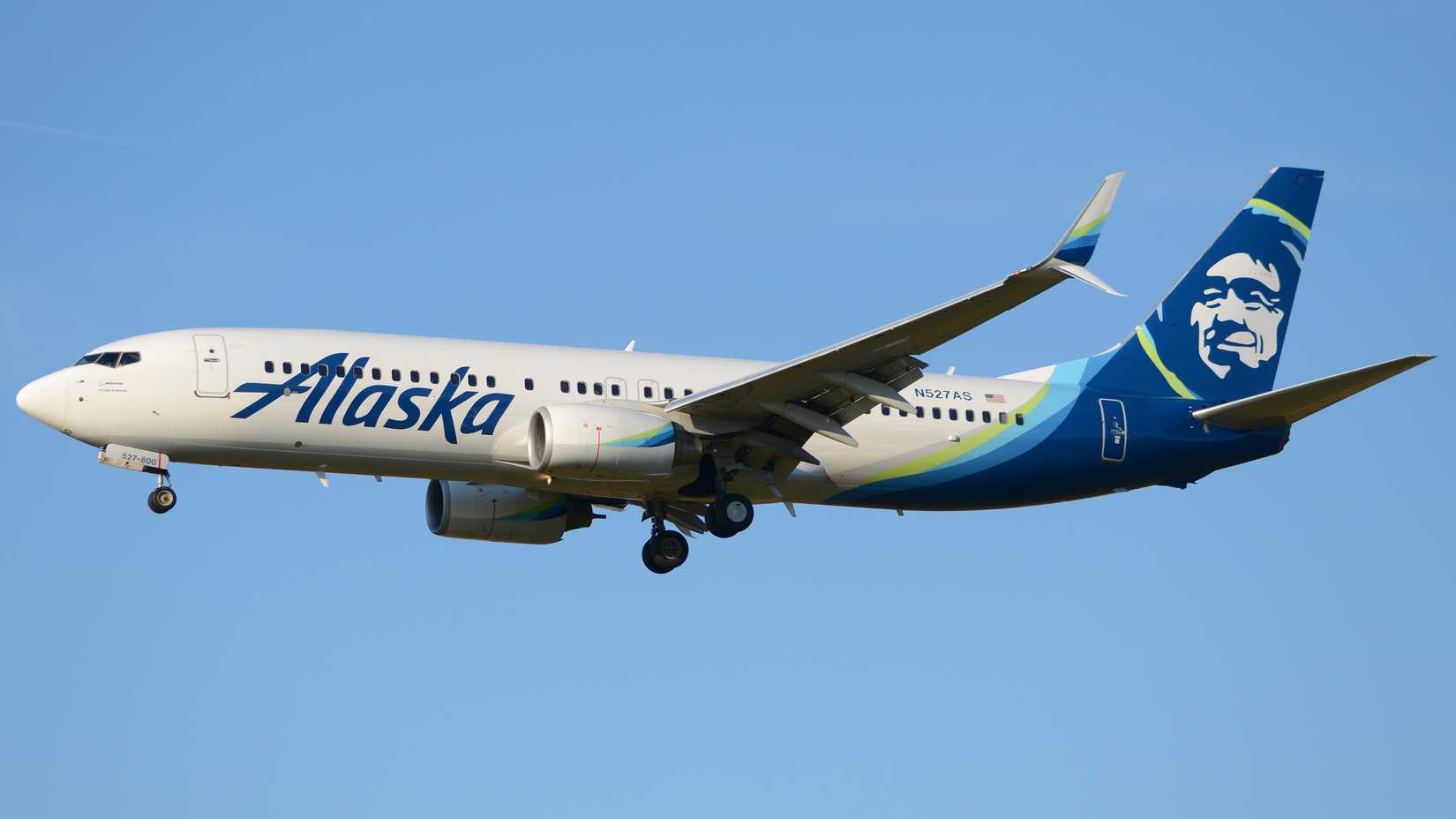 Alaska Airlines Boeing 737-800 landing shutterstock_772177273