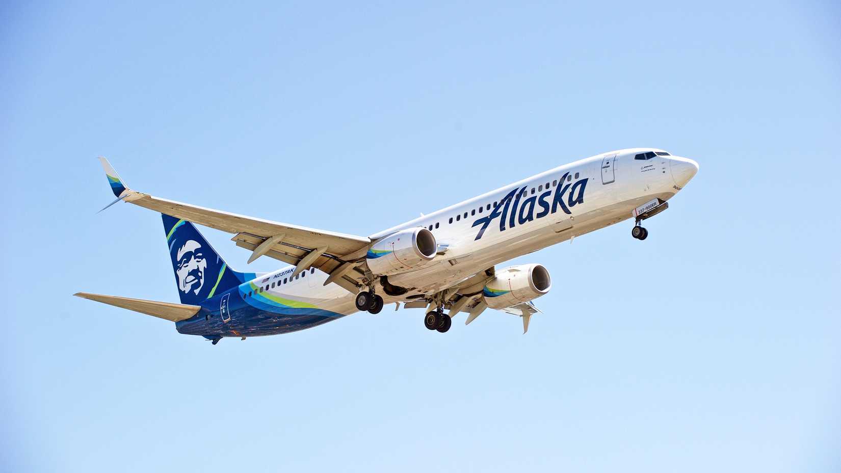 Alaska Airlines Boeing 737-900ER final