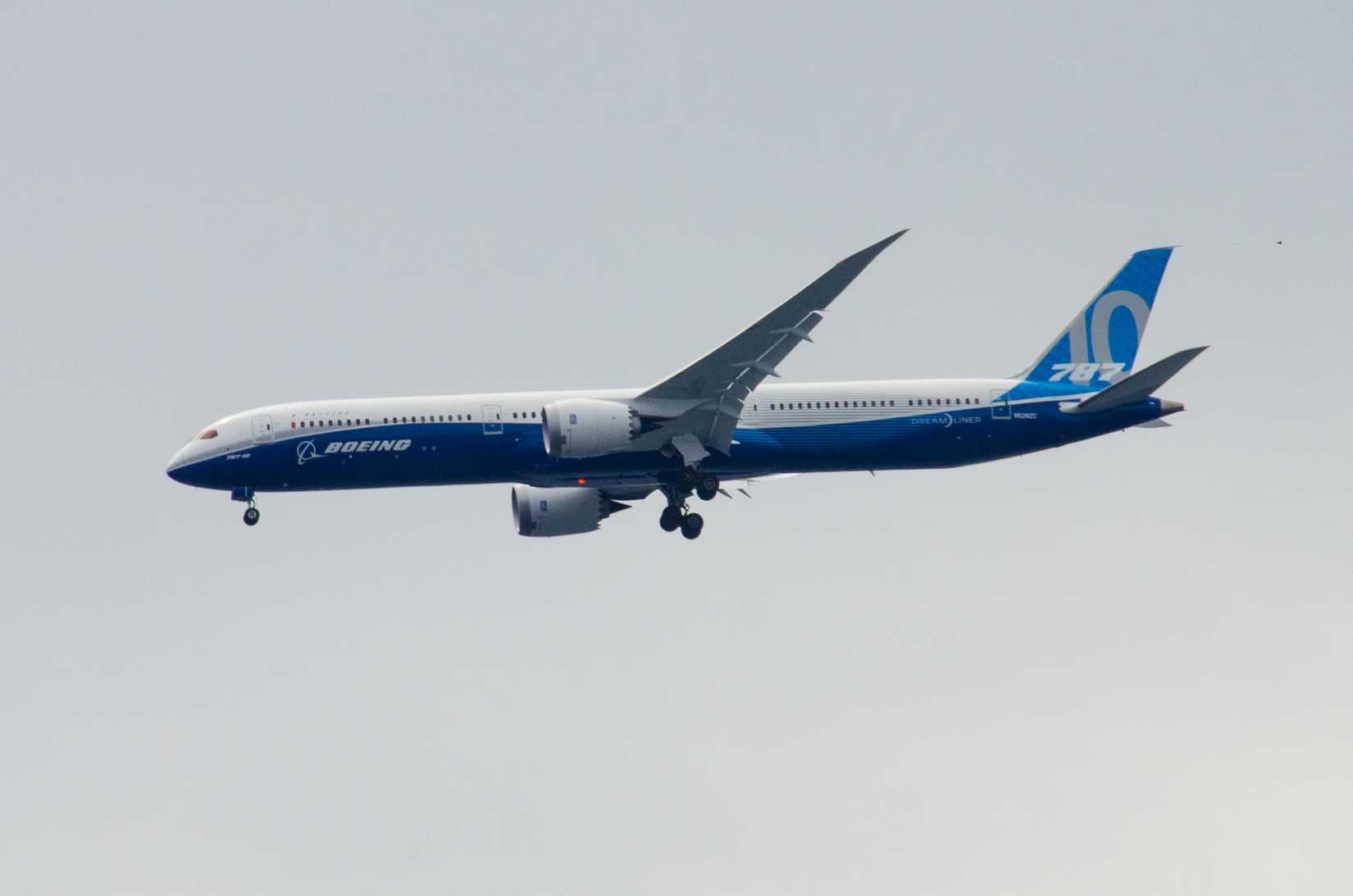 Boeing 787-10 landing in Everett shutterstock_651115039