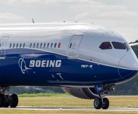 Boeing 787 taxiing at the Farnborough International Airshow