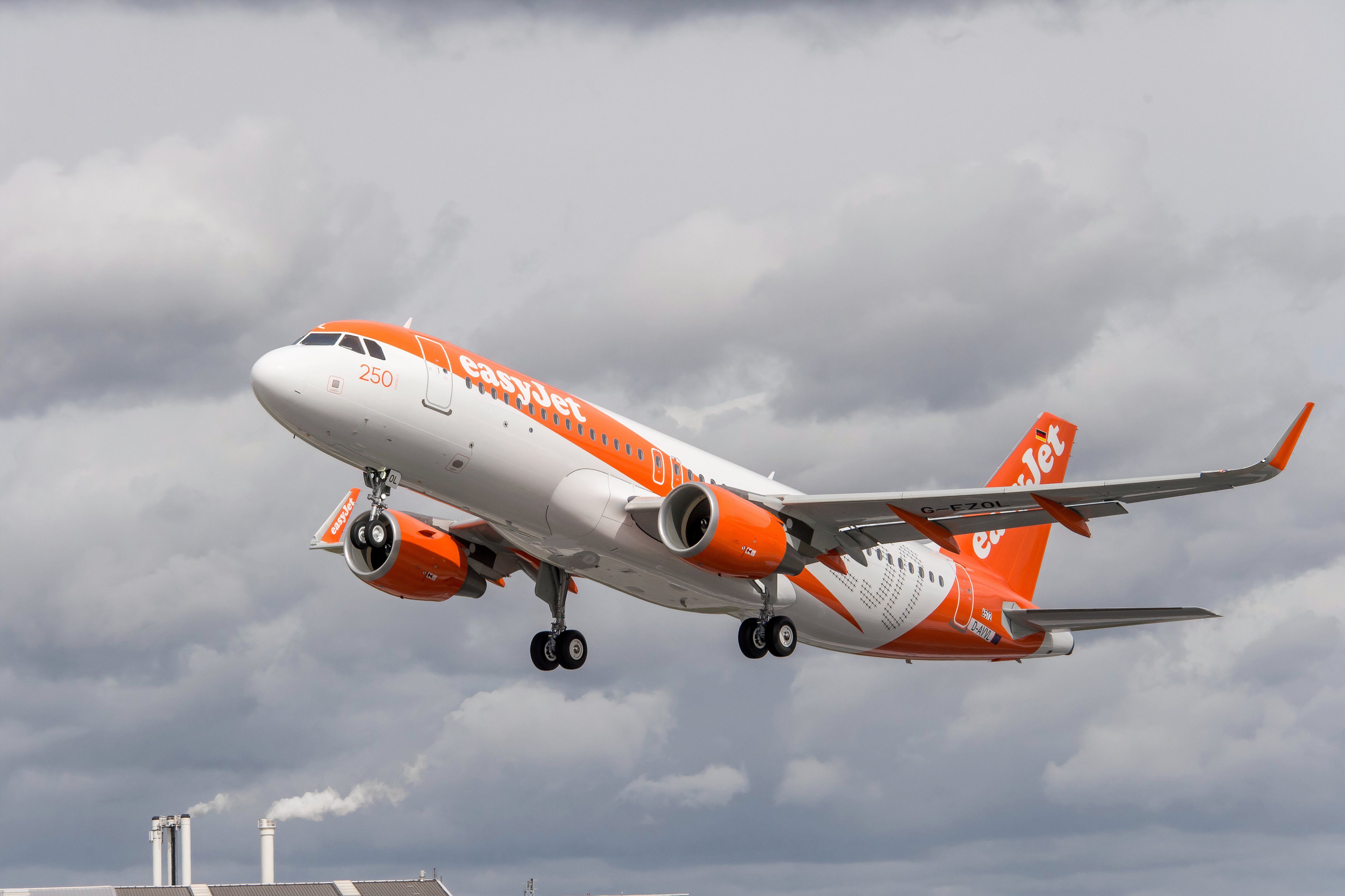 easyJet Dons New Lightweight Paint To Lower Emissions