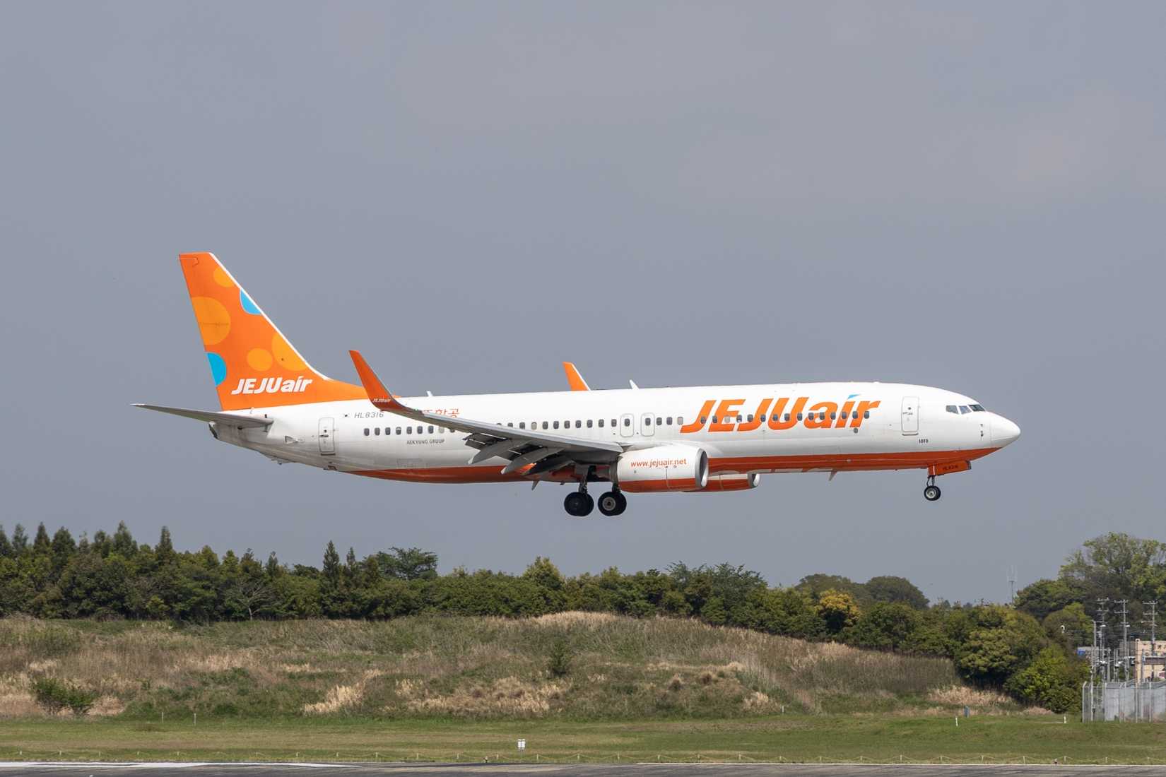 Jeju Air Boeing 737-800 landing at NRT 