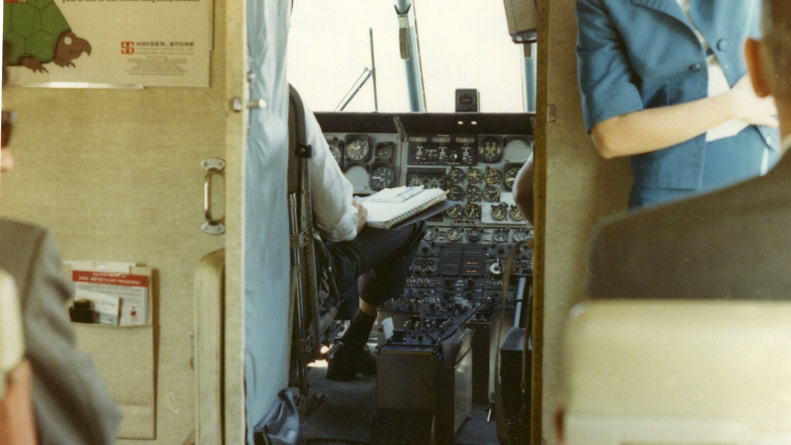 New_York_Airways_helicopter_shuttle_(with_cockpit_door_open)_getting_ready_to_fly_from_the_top_of_the_Pan-Am_Building_in_downtown_New_York_City_to_JFK_Airport,_1967_(536527096)