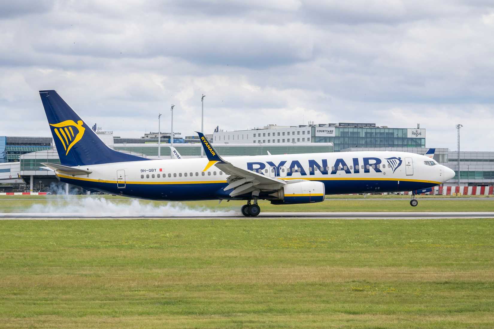 Ryanair Boeing 737-800 landing at PRG 