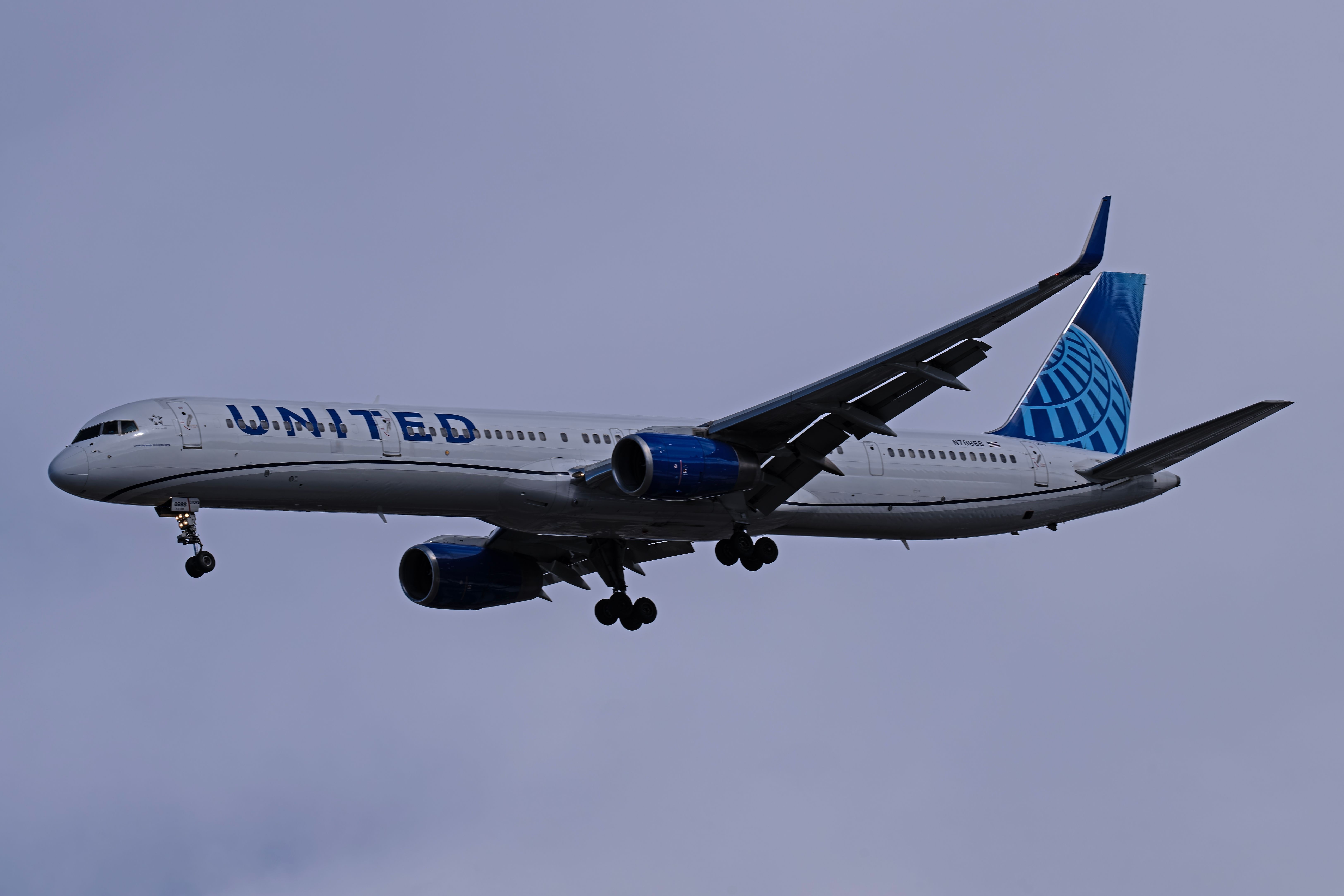 FAA Investigating: United Airlines New Year's Eve Boeing 757 Hawaii-Bound Flight Returns To LAX Due To Engine Issues