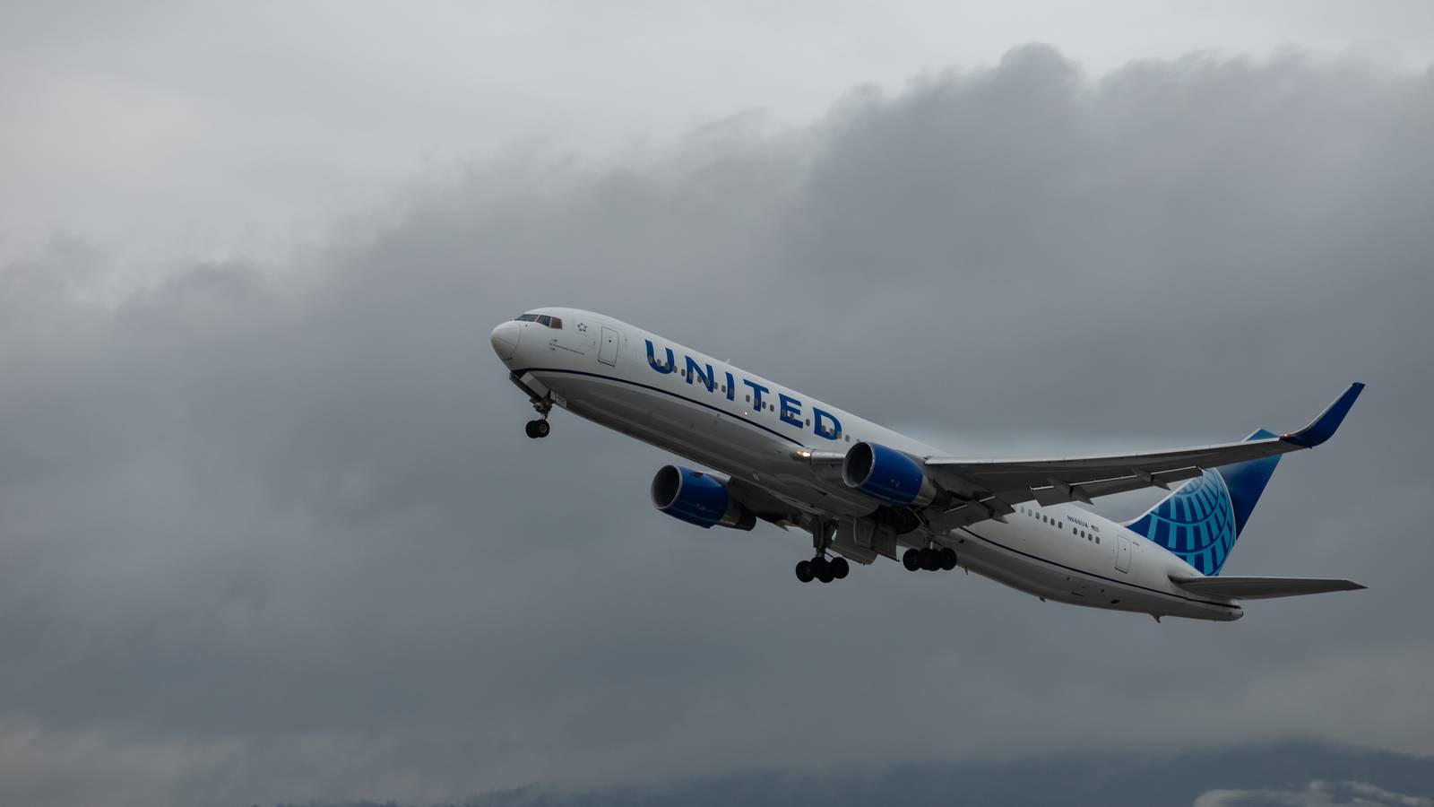 Lightning Strike Causes London-Bound United Airlines Boeing 767-300ER To Divert To Boston