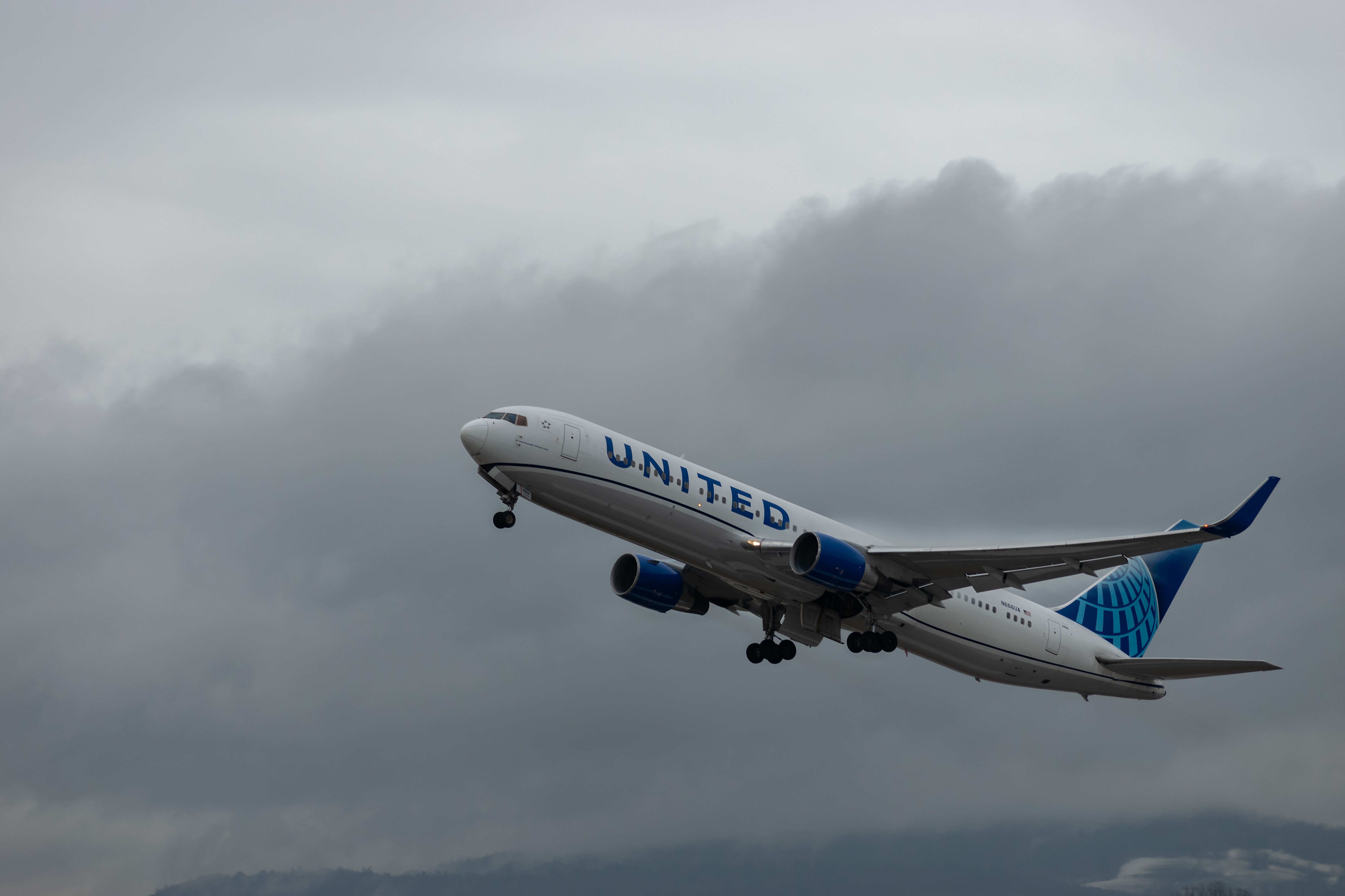 Lightning Strike Causes London-Bound United Airlines Boeing 767-300ER To Divert To Boston