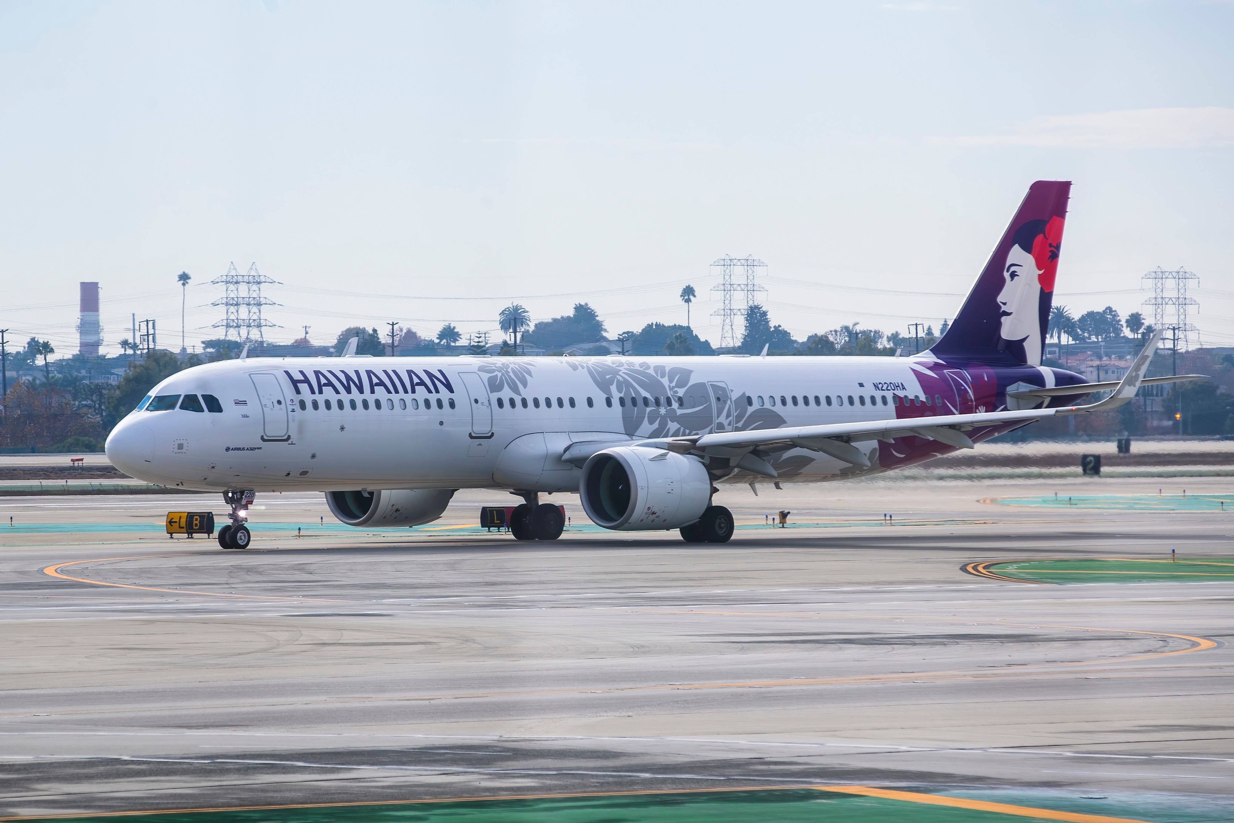 Hawaiian Airlines Airbus A321neo N220HA at Los Angeles International Airport.